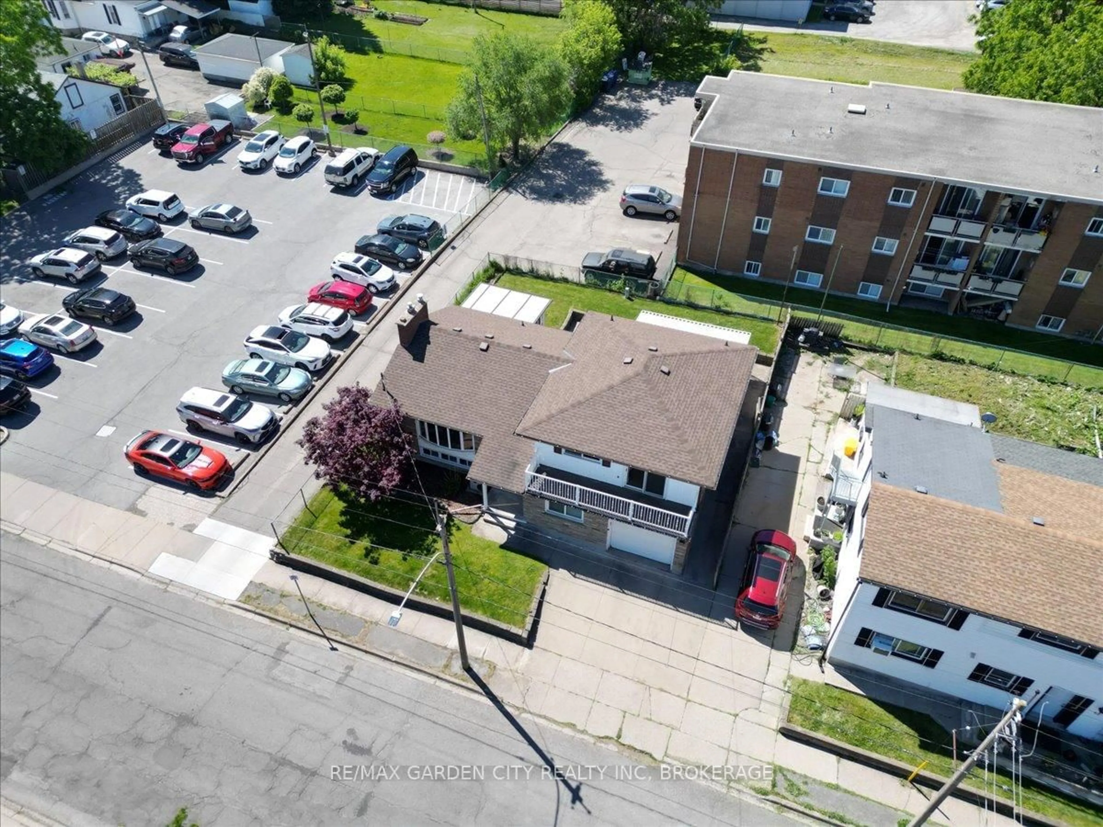 A pic from outside/outdoor area/front of a property/back of a property/a pic from drone, street for 41 Albert St, Thorold Ontario L2V 2G4