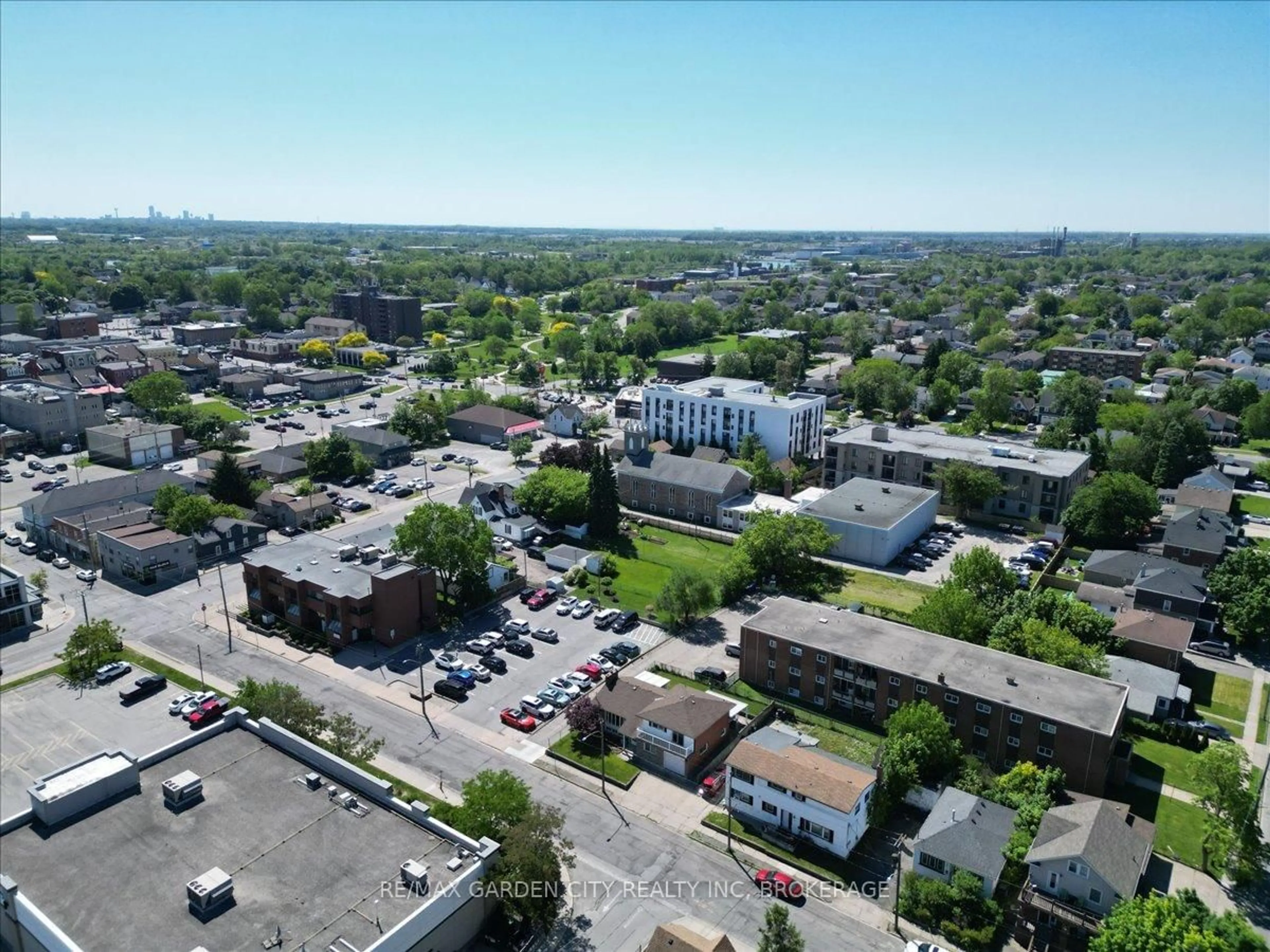 A pic from outside/outdoor area/front of a property/back of a property/a pic from drone, street for 41 Albert St, Thorold Ontario L2V 2G4