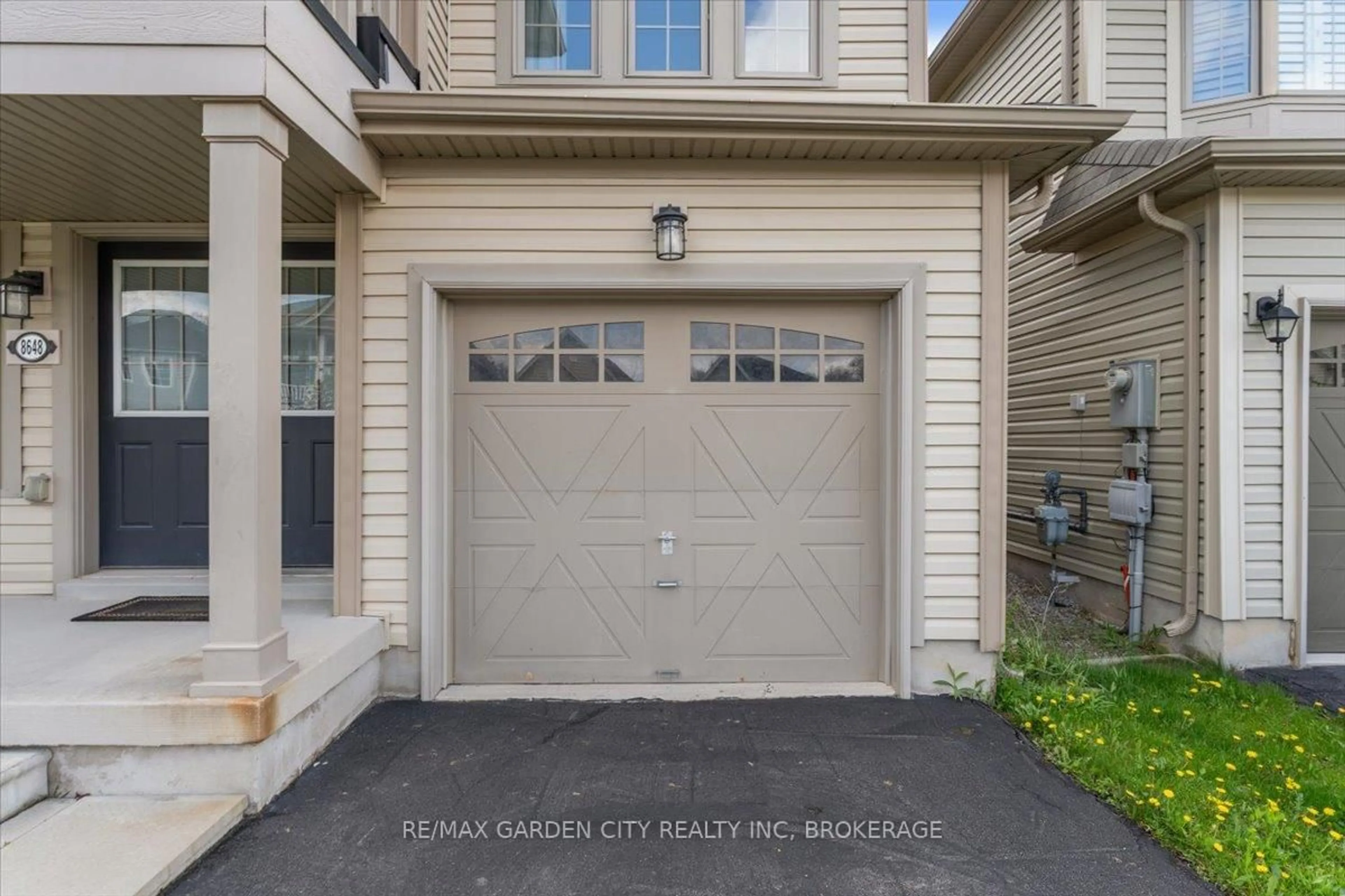 Indoor garage for 8648 DOGWOOD Cres, Niagara Falls Ontario L2H 0K9