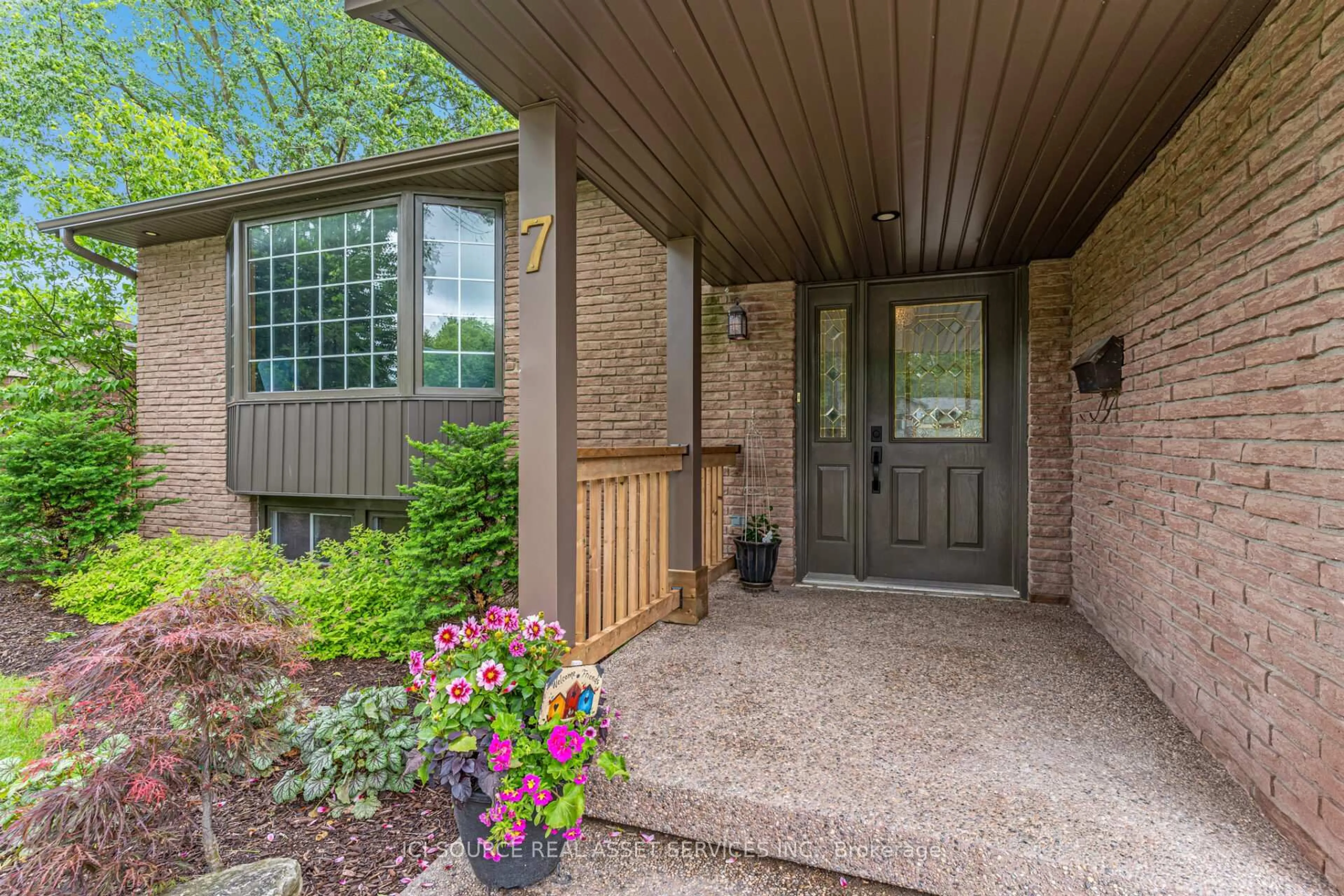 Indoor entryway for 7 Blue Heron Crt, Woolwich Ontario N3B 1S6