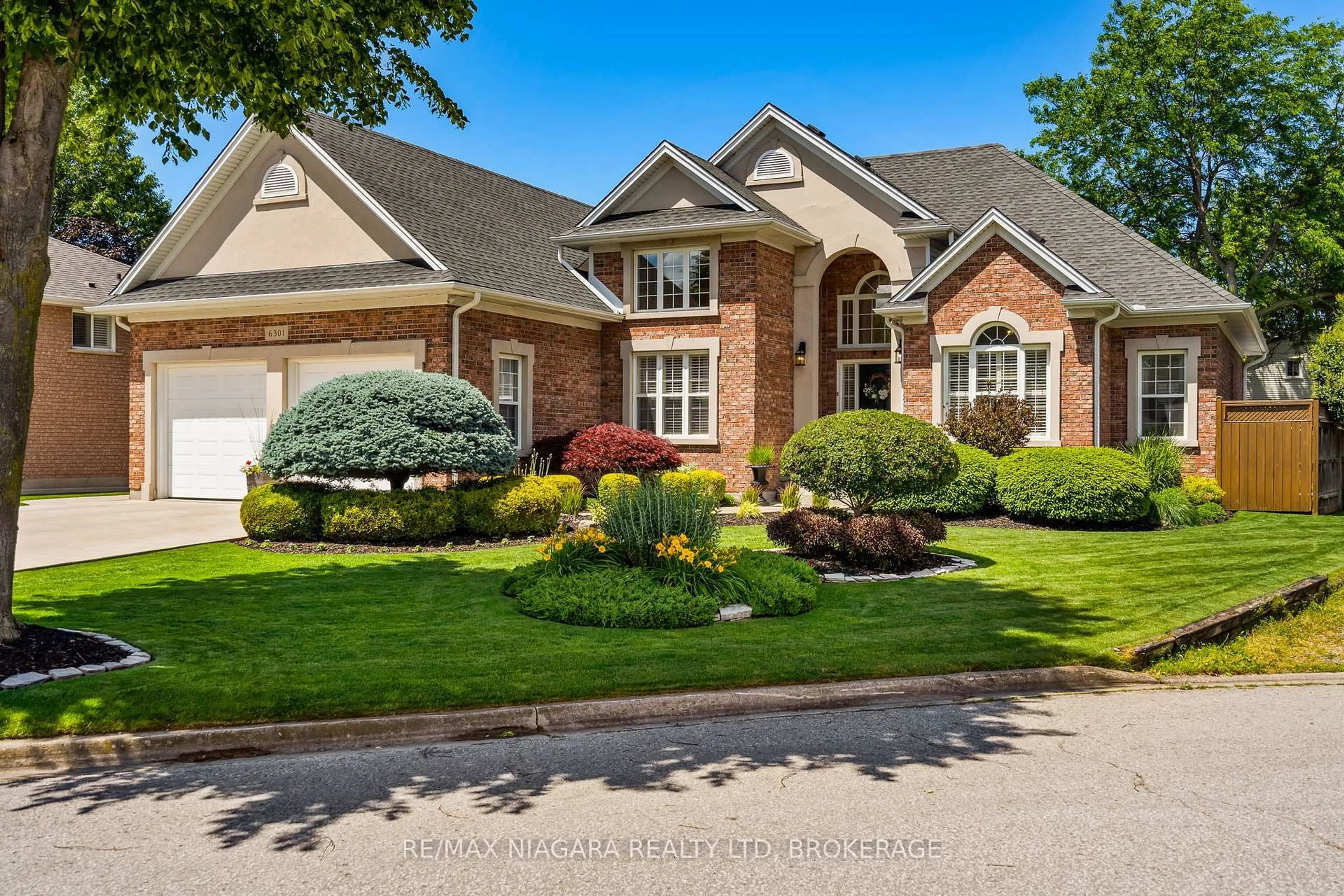 Home with brick exterior material, street for 6301 Emma St, Niagara Falls Ontario L2J 4H2