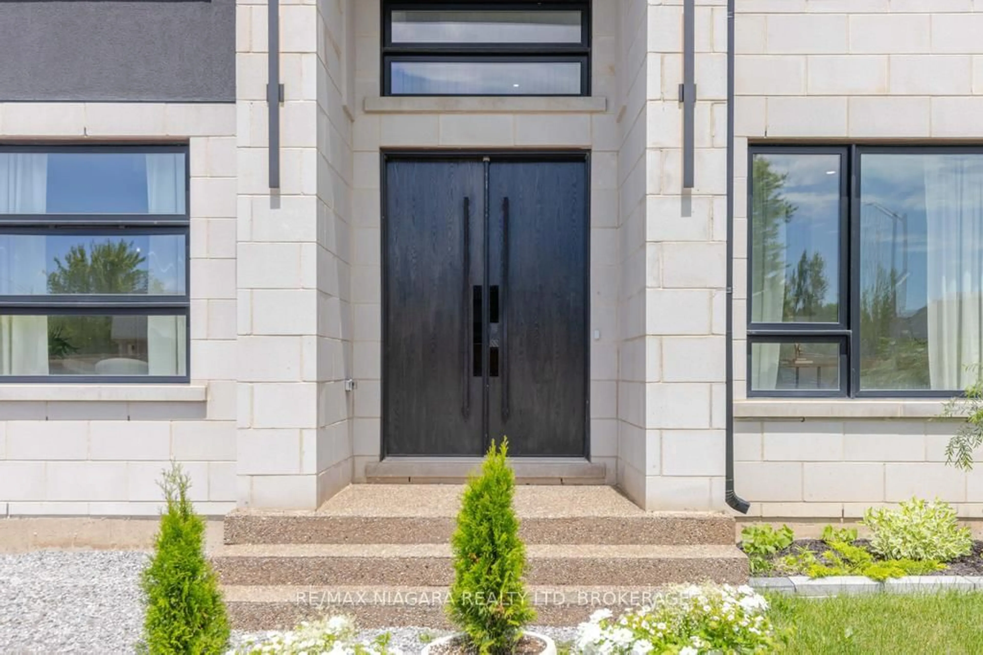 Indoor entryway for 7781 Secretariat Crt, Niagara Falls Ontario L2H 3V3