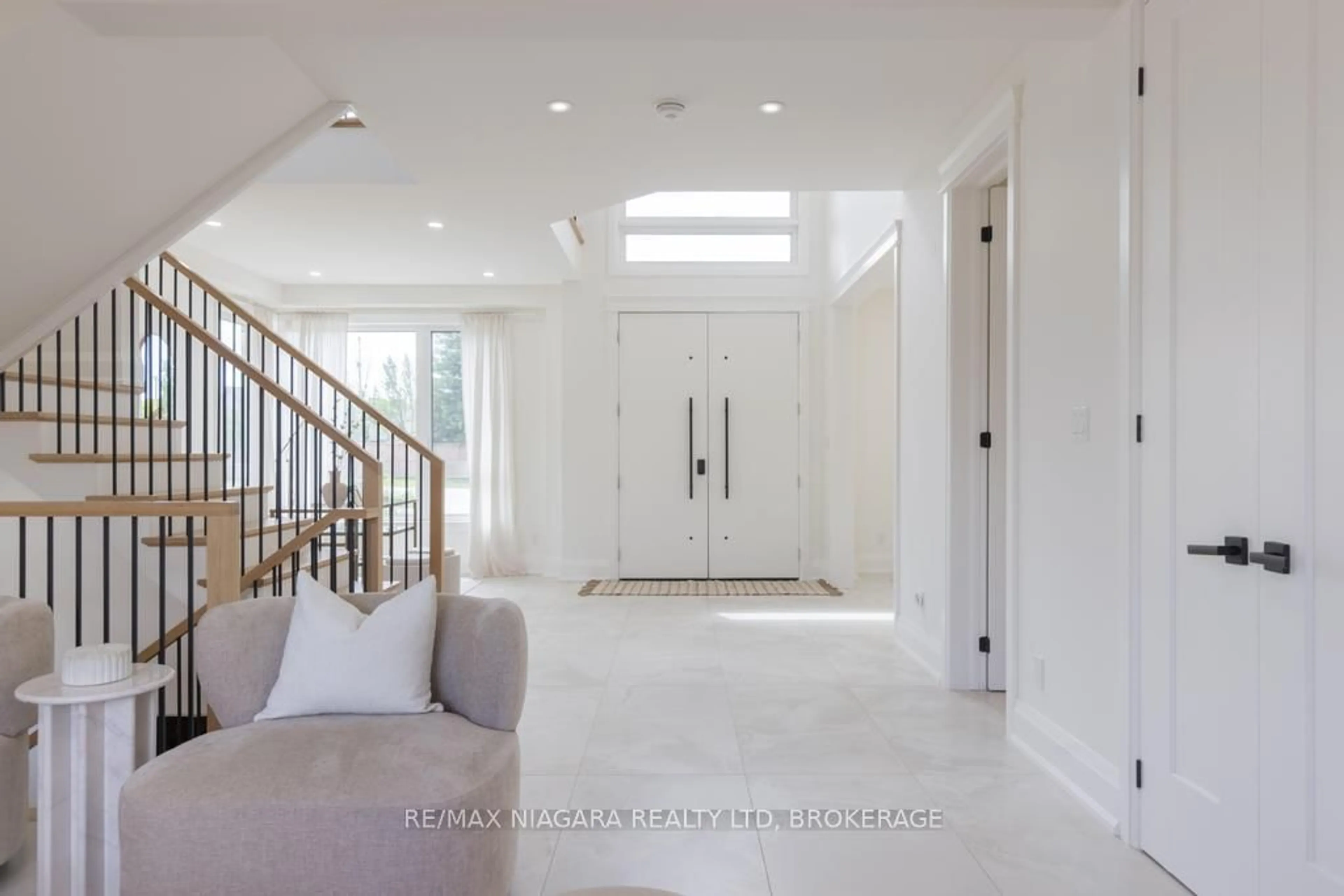Indoor entryway for 7781 Secretariat Crt, Niagara Falls Ontario L2H 3V3