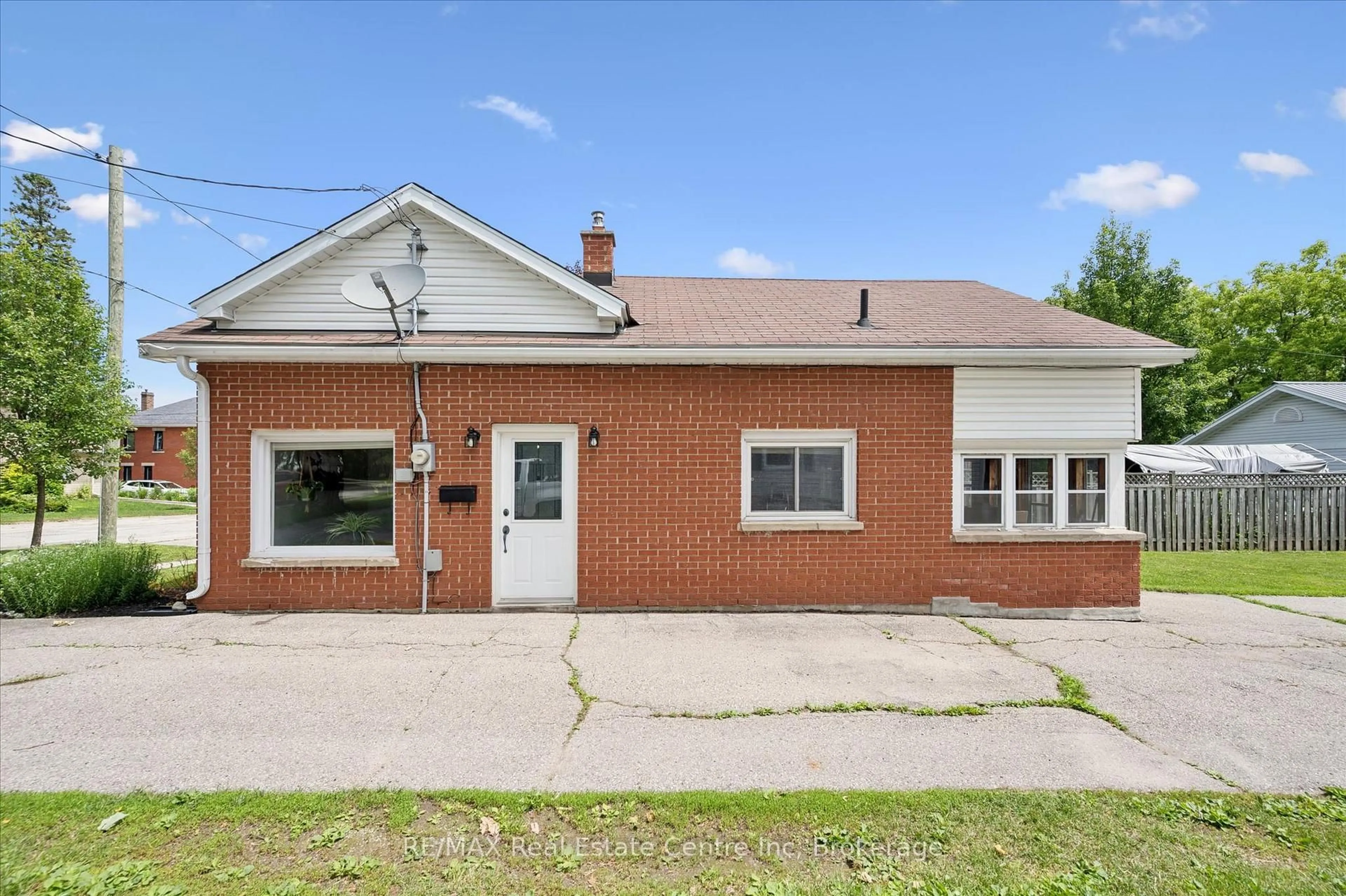 Home with brick exterior material, building for 250 St George St, Centre Wellington Ontario N1M 1K4