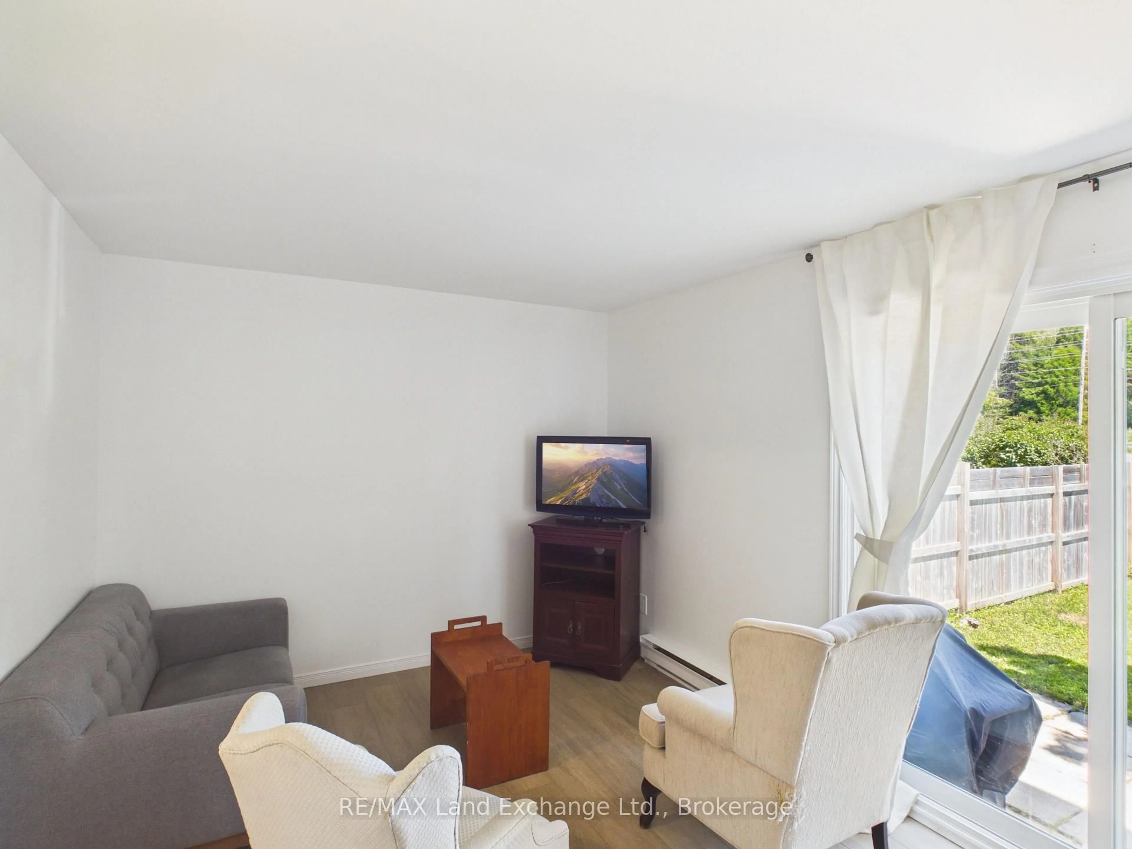 Living room with furniture, unknown for 634 Hunter St, Kincardine Ontario N2Z 1R6