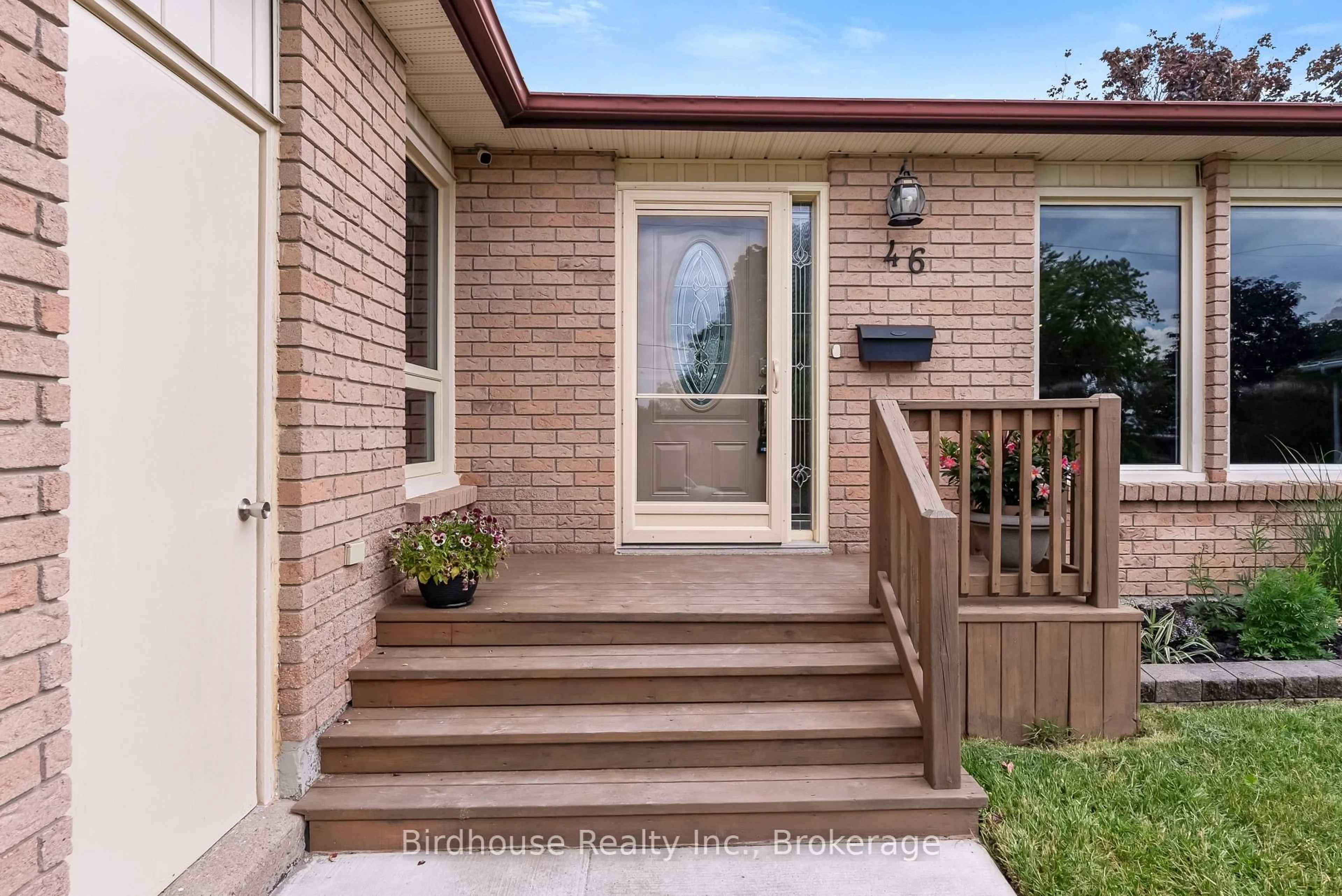 Indoor entryway for 46 Corneil St, Kawartha Lakes Ontario K9V 5T7