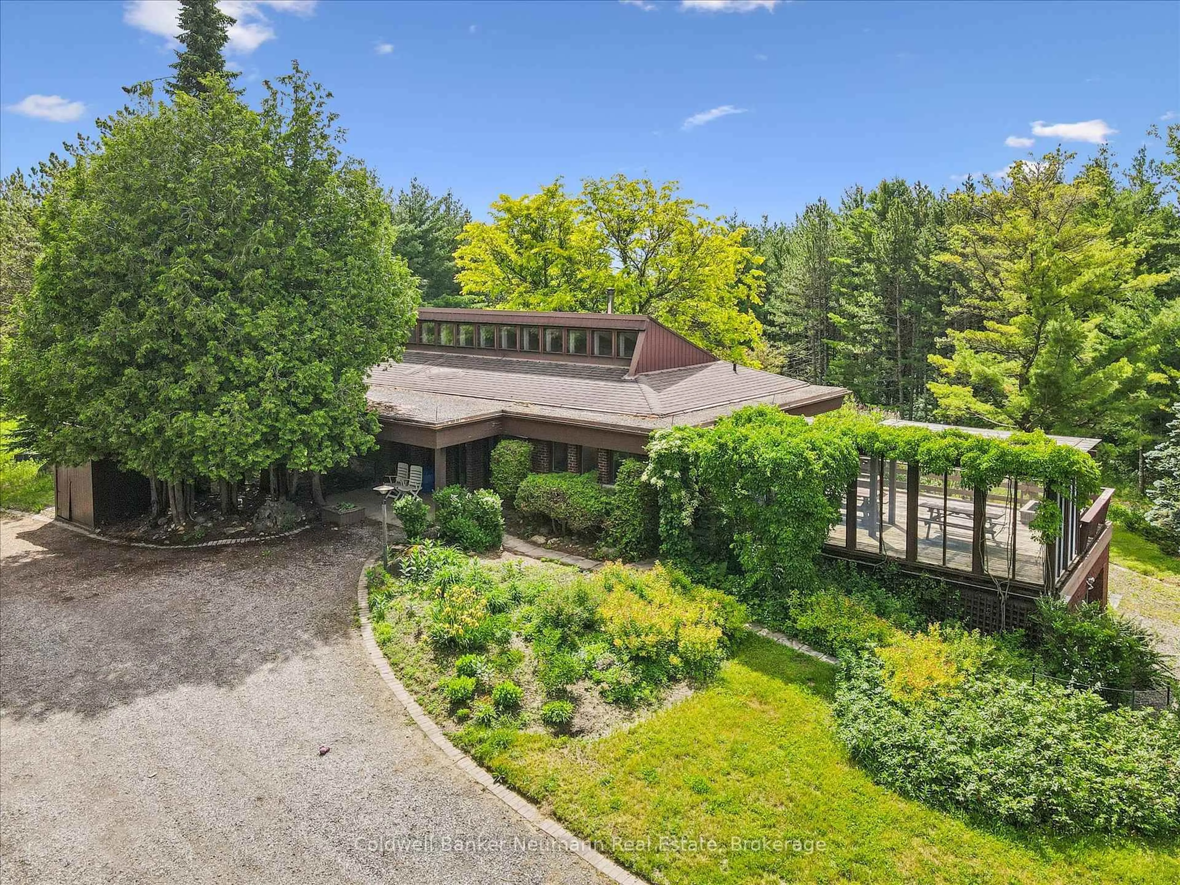 A pic from outside/outdoor area/front of a property/back of a property/a pic from drone, unknown for 6144 First Line, Erin Ontario L0N 1N0