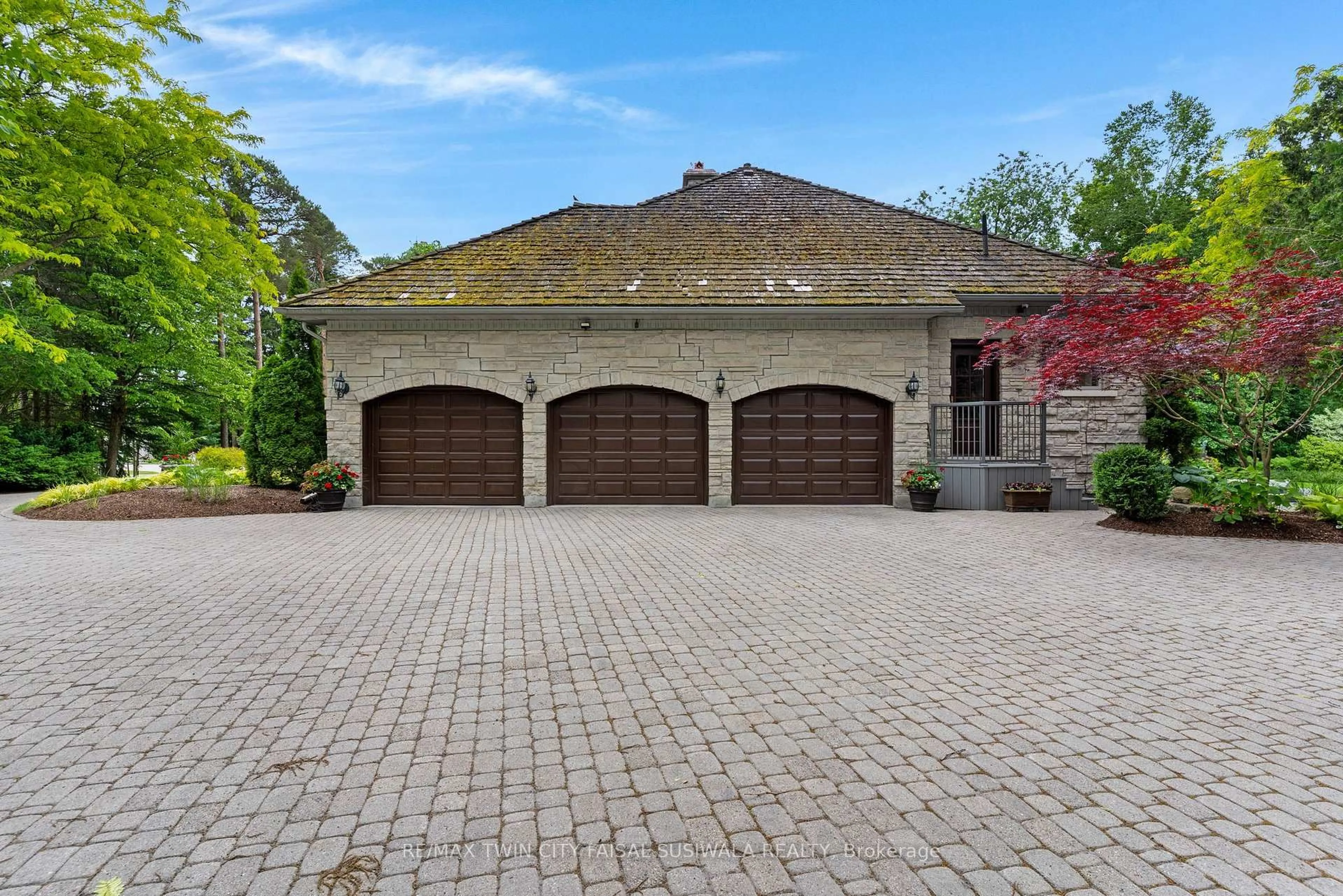 Indoor garage for 101 Deerpath Rd, Cambridge Ontario N1T 1H7