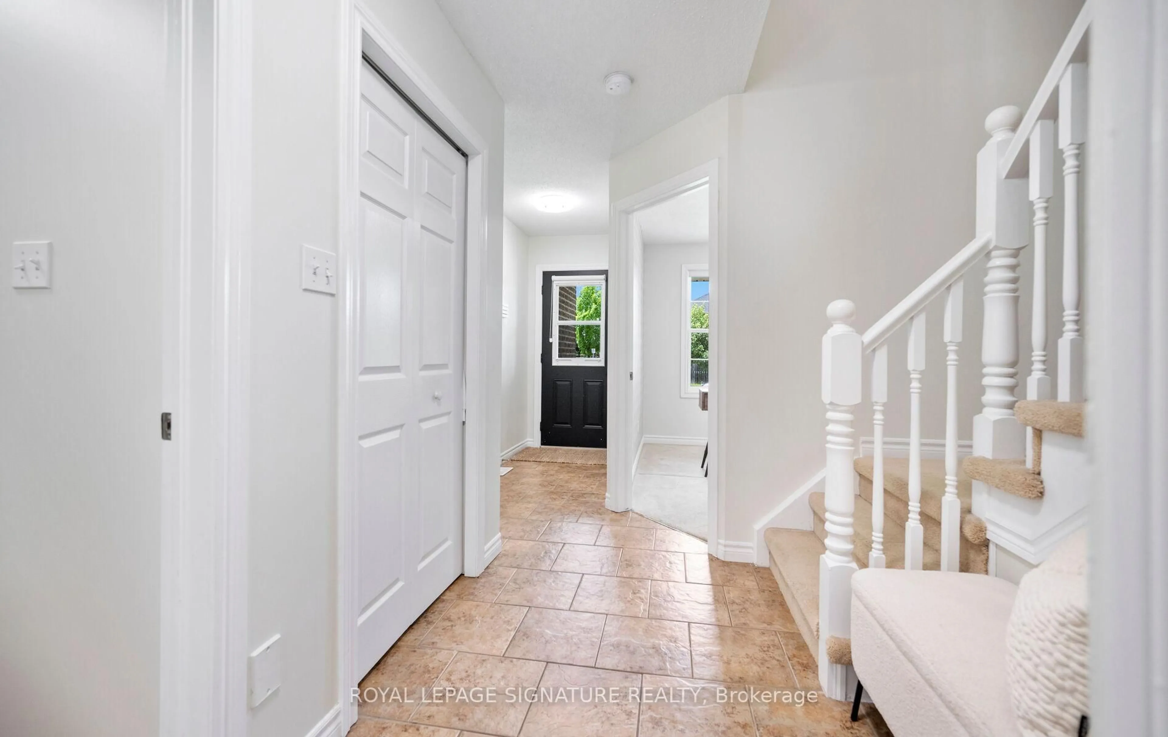Indoor entryway for 61 Thames Way, Hamilton Ontario L0R 1W0