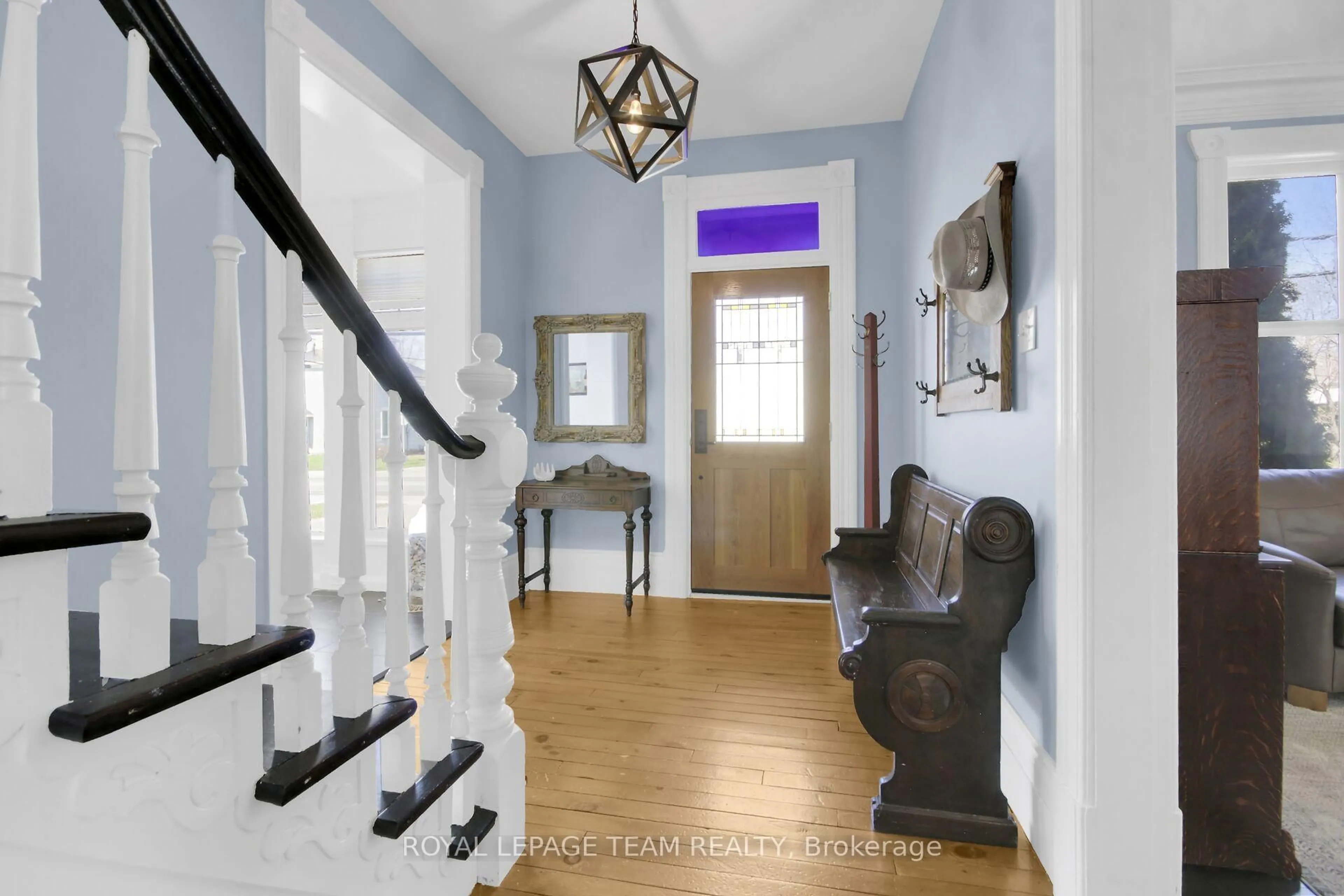 Indoor entryway for 154 Lake Ave, Carleton Place Ontario K7C 1J8