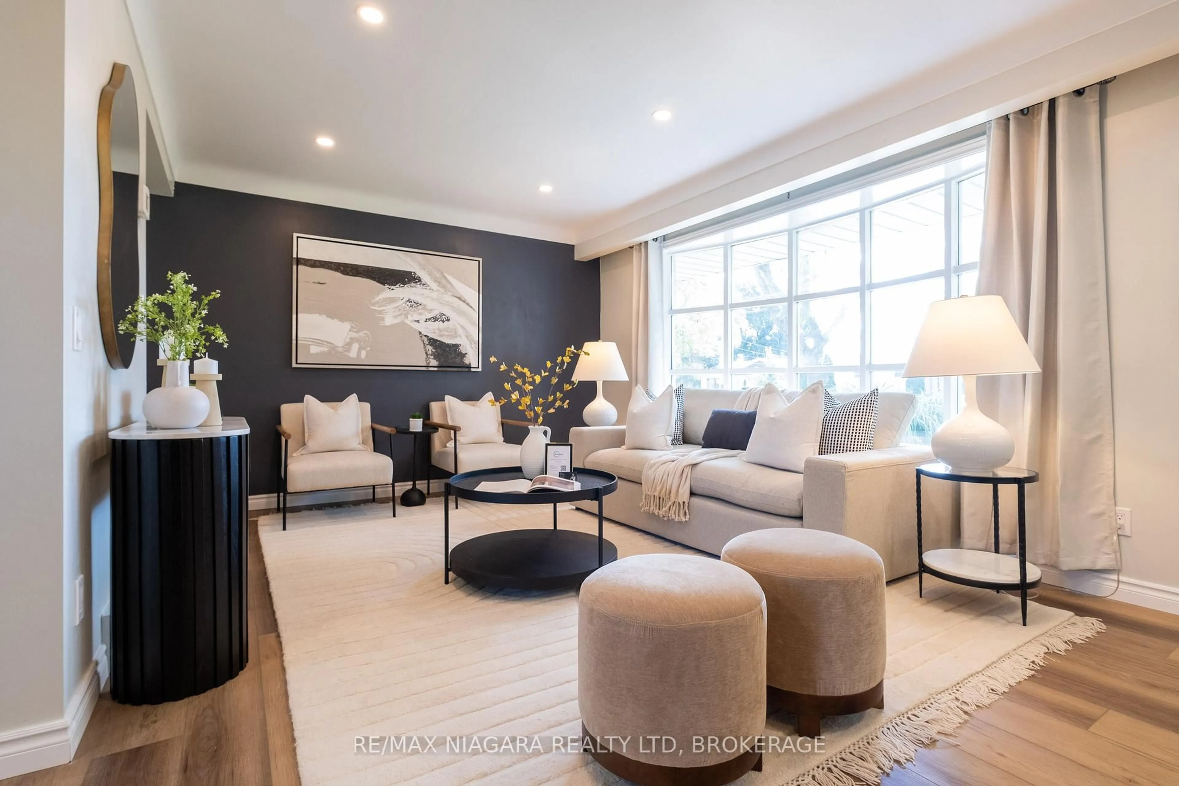 Living room with furniture, unknown for 15 Old Oxford Rd, St. Catharines Ontario L2M 2J7