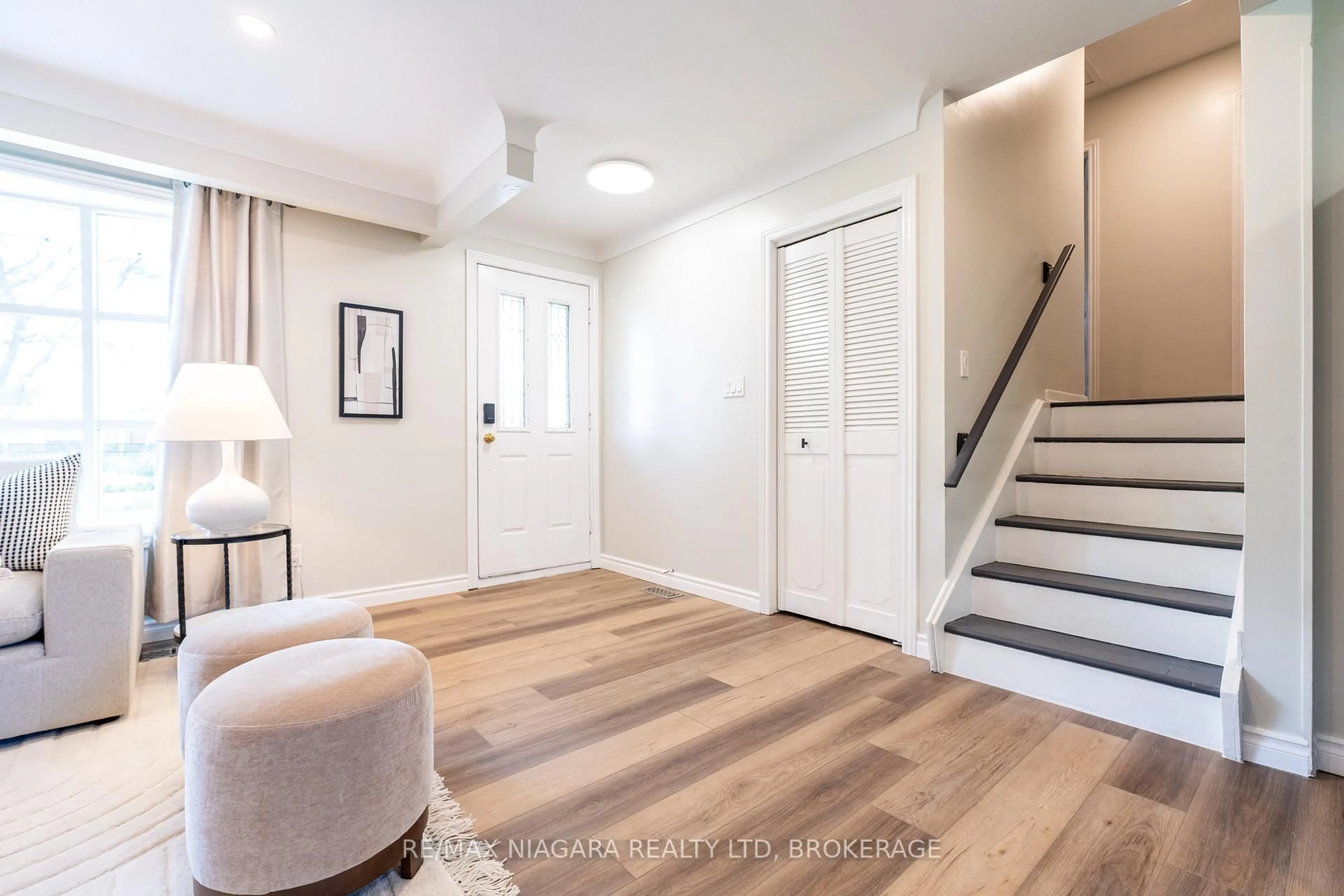 Indoor entryway for 15 Old Oxford Rd, St. Catharines Ontario L2M 2J7