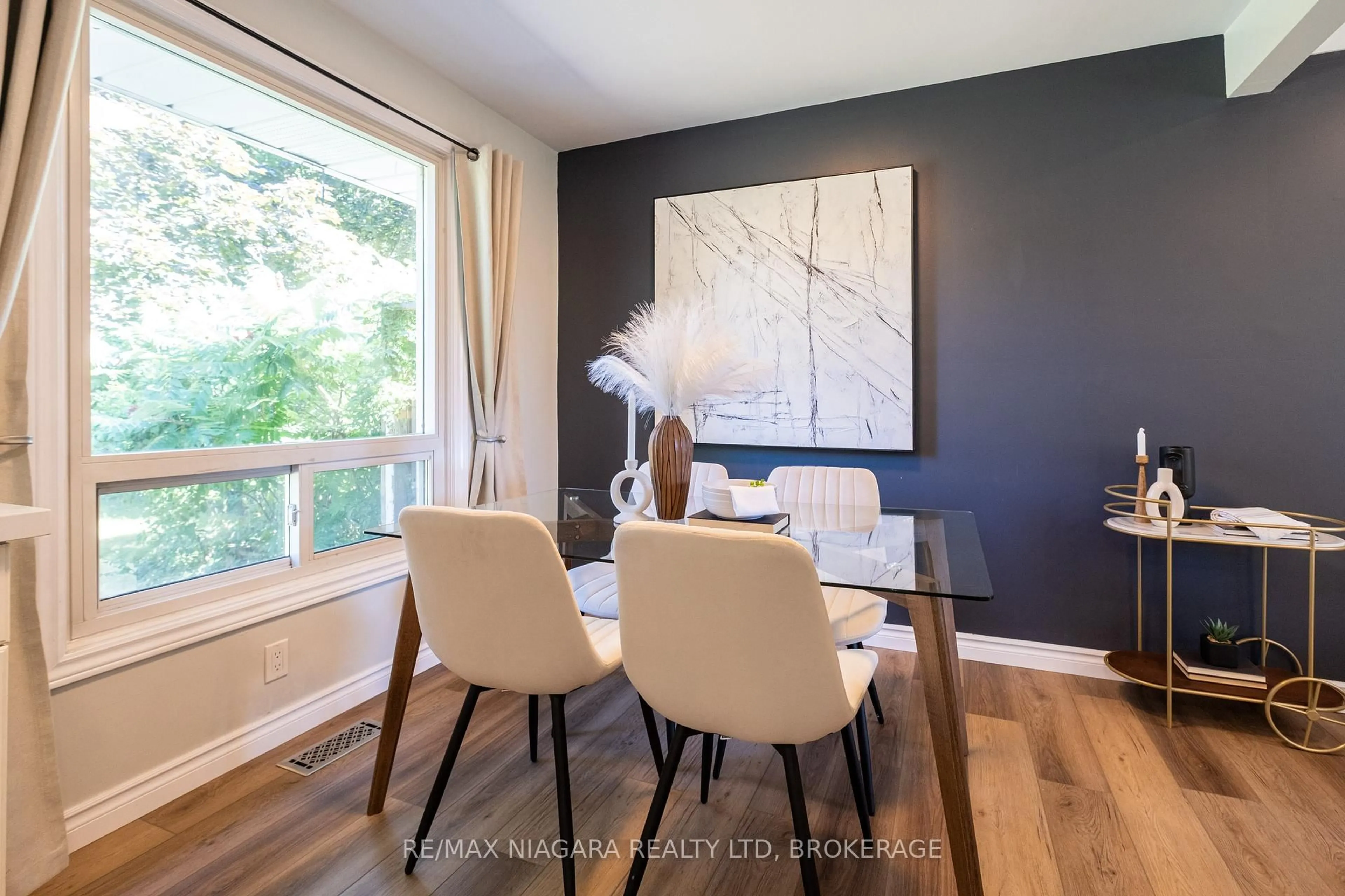 Dining room, wood/laminate floor for 15 Old Oxford Rd, St. Catharines Ontario L2M 2J7