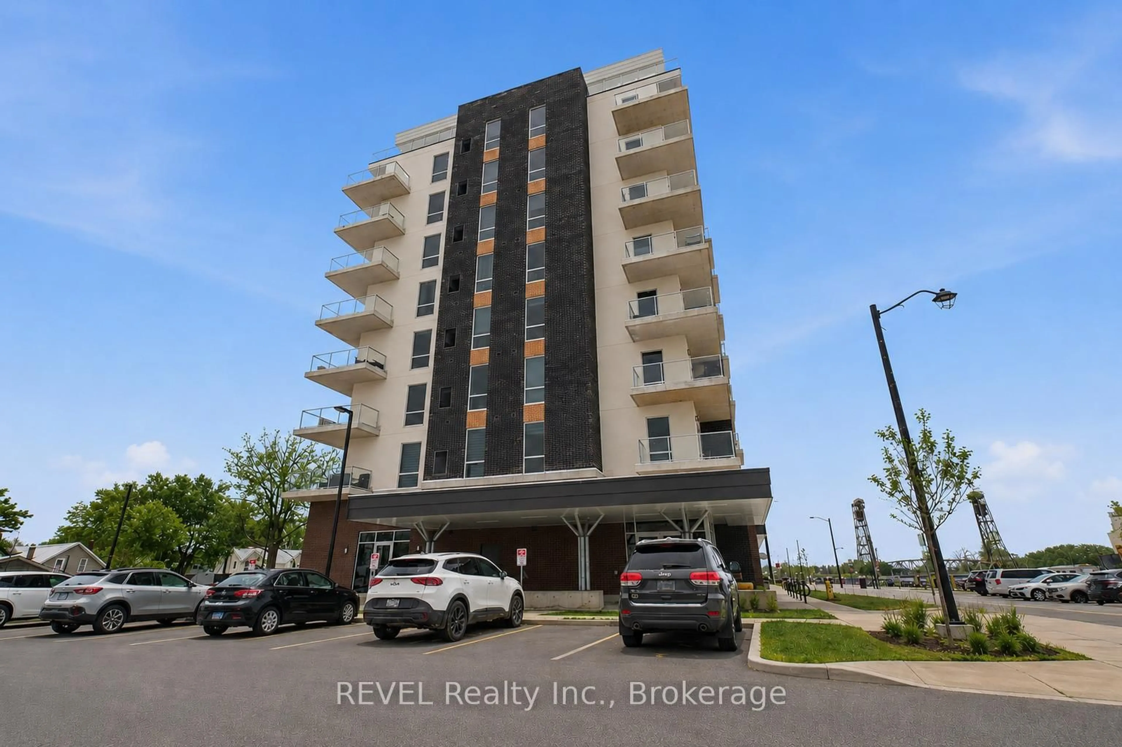 Indoor foyer for 118 West St #605, Port Colborne Ontario L3K 4C9