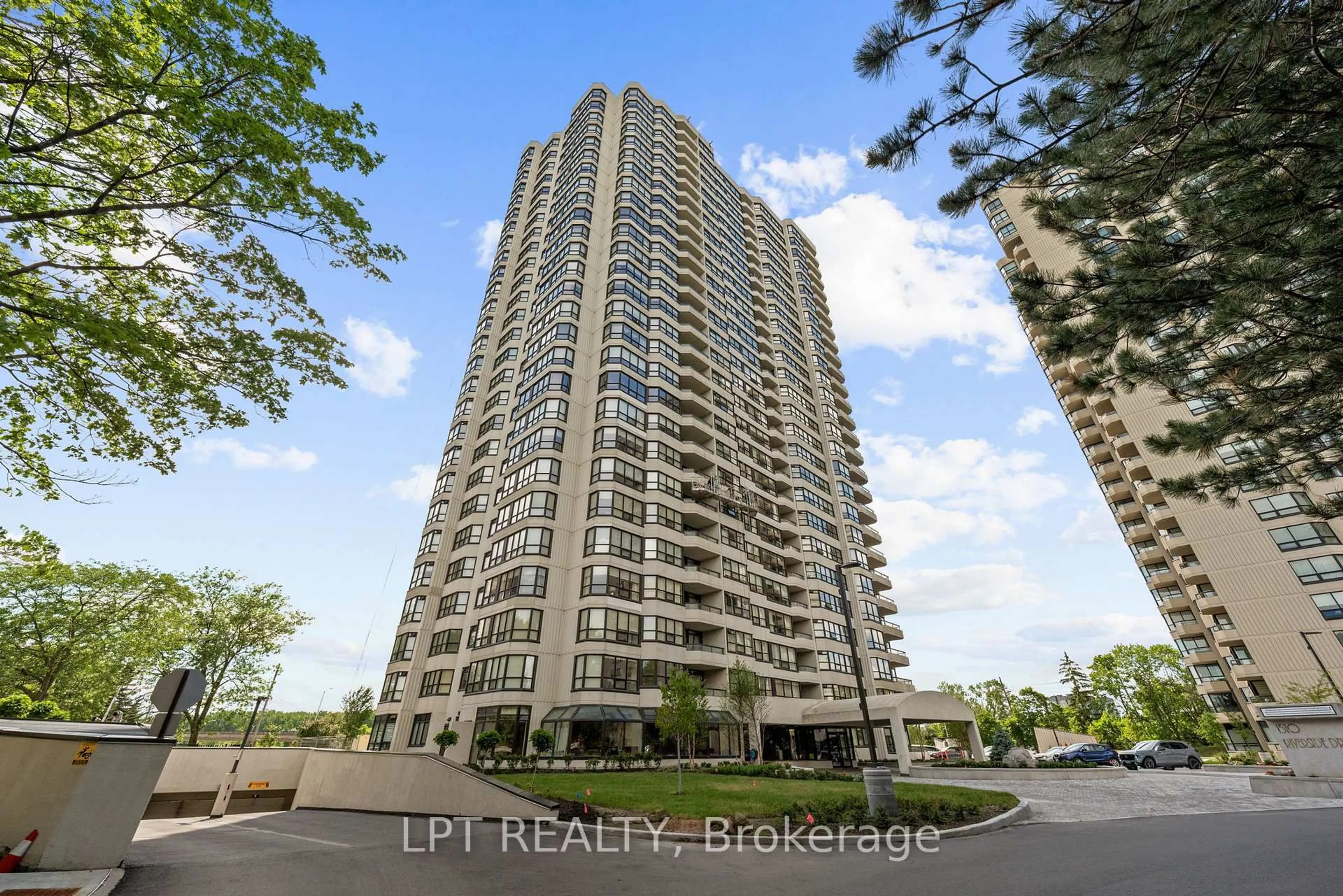 A pic from outside/outdoor area/front of a property/back of a property/a pic from drone, city buildings view from balcony for 1510 Riverside Dr #1505, Ottawa Ontario K1G 4X5