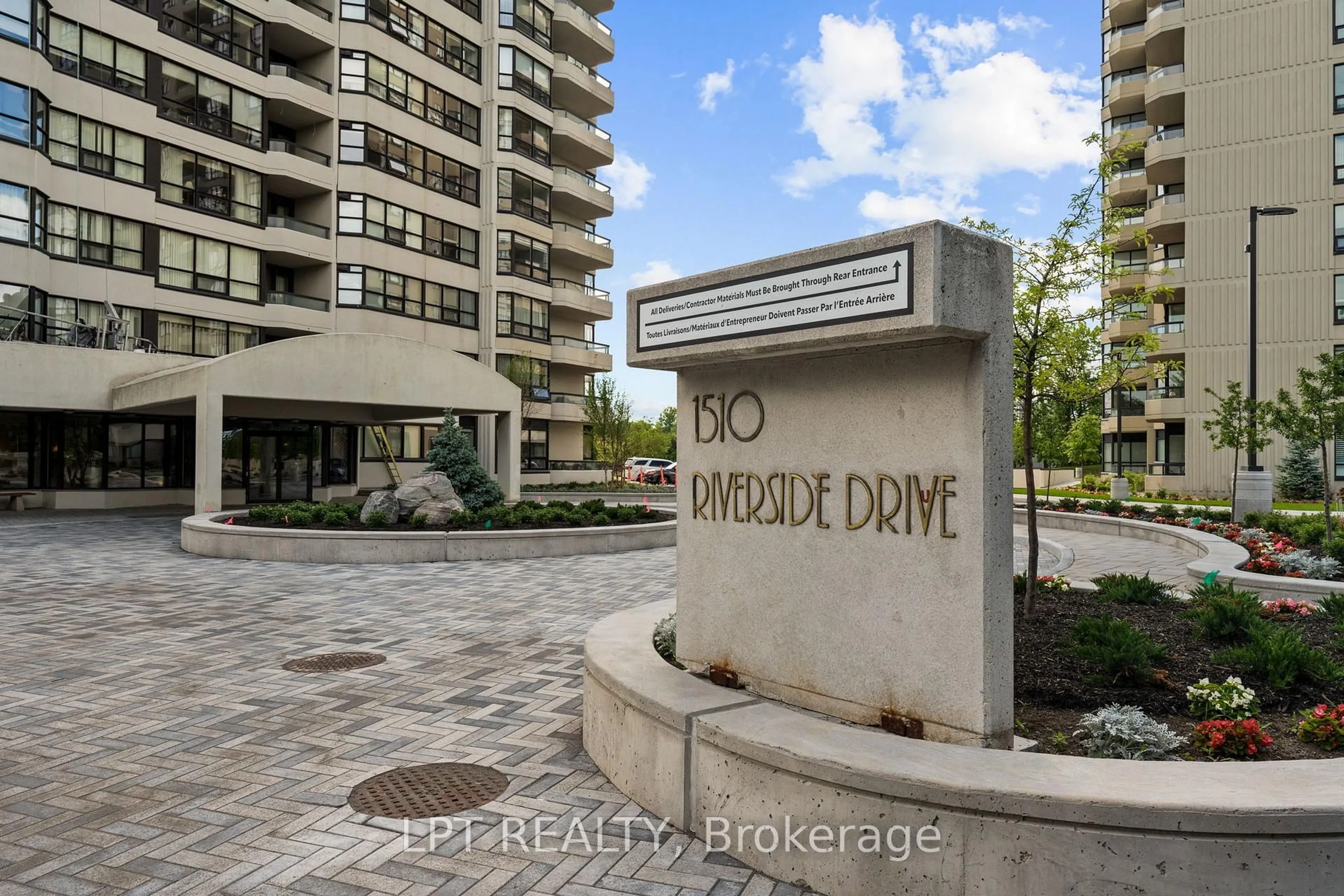 Indoor foyer for 1510 Riverside Dr #1505, Ottawa Ontario K1G 4X5