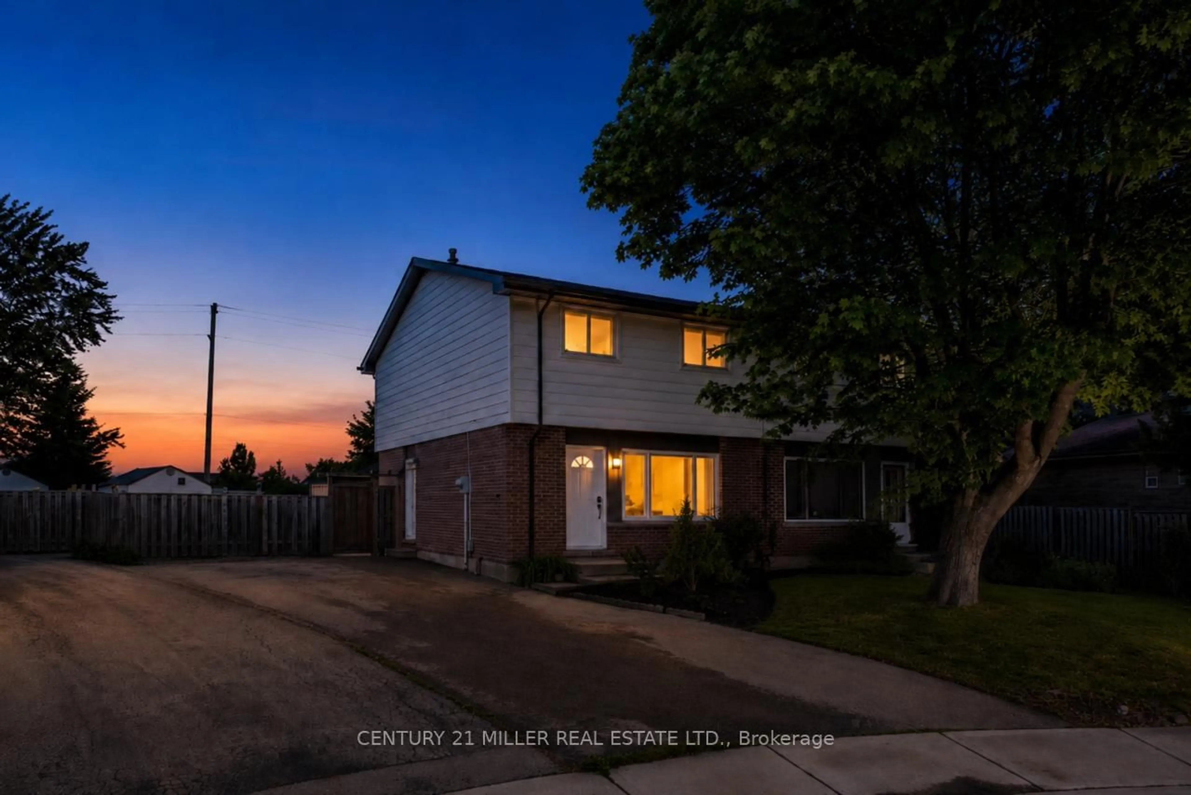 A pic from outside/outdoor area/front of a property/back of a property/a pic from drone, street for 47 Hopewell Cres, Hamilton Ontario L8J 1P3