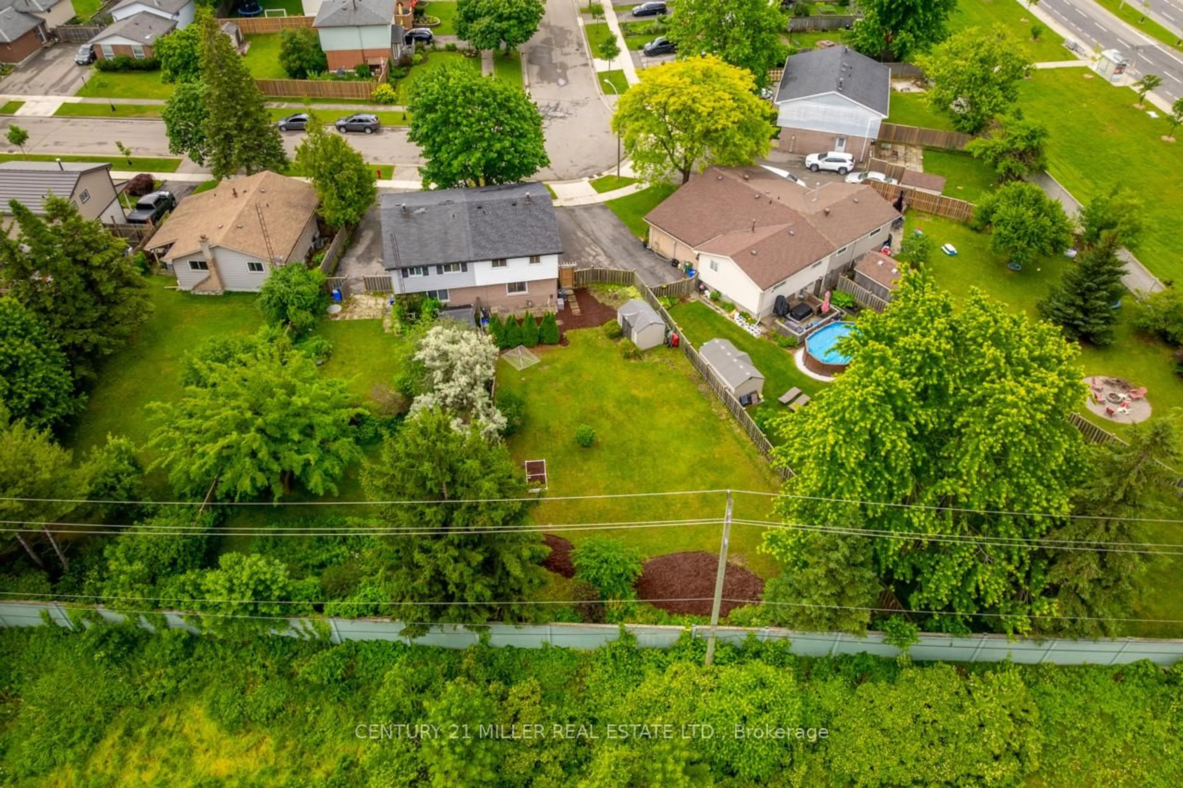 A pic from outside/outdoor area/front of a property/back of a property/a pic from drone, street for 47 Hopewell Cres, Hamilton Ontario L8J 1P3