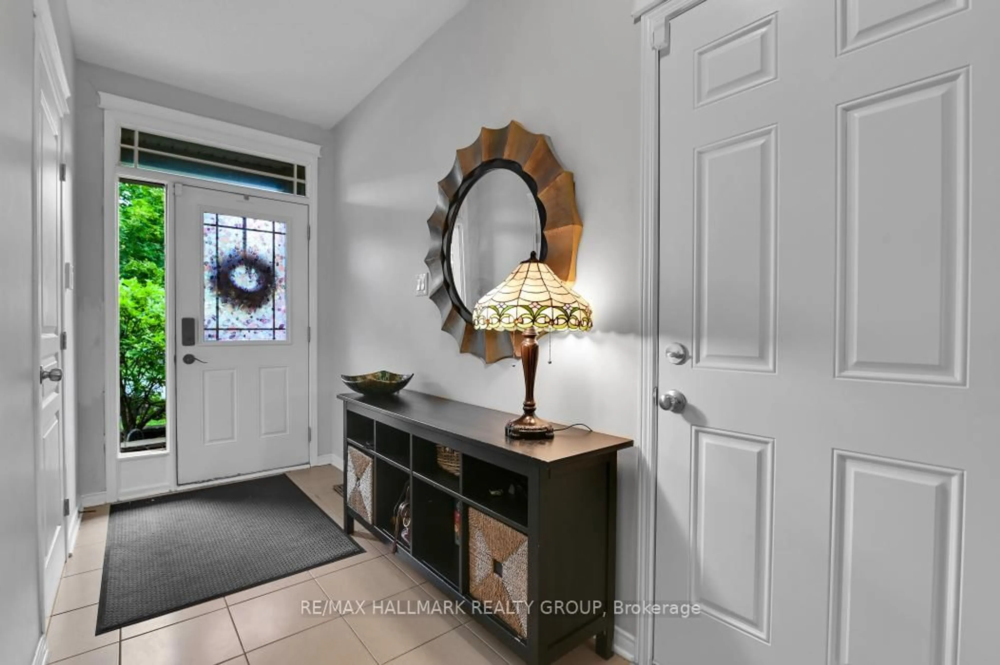 Indoor entryway for 679 Percifor Way, Ottawa Ontario K1W 0E2