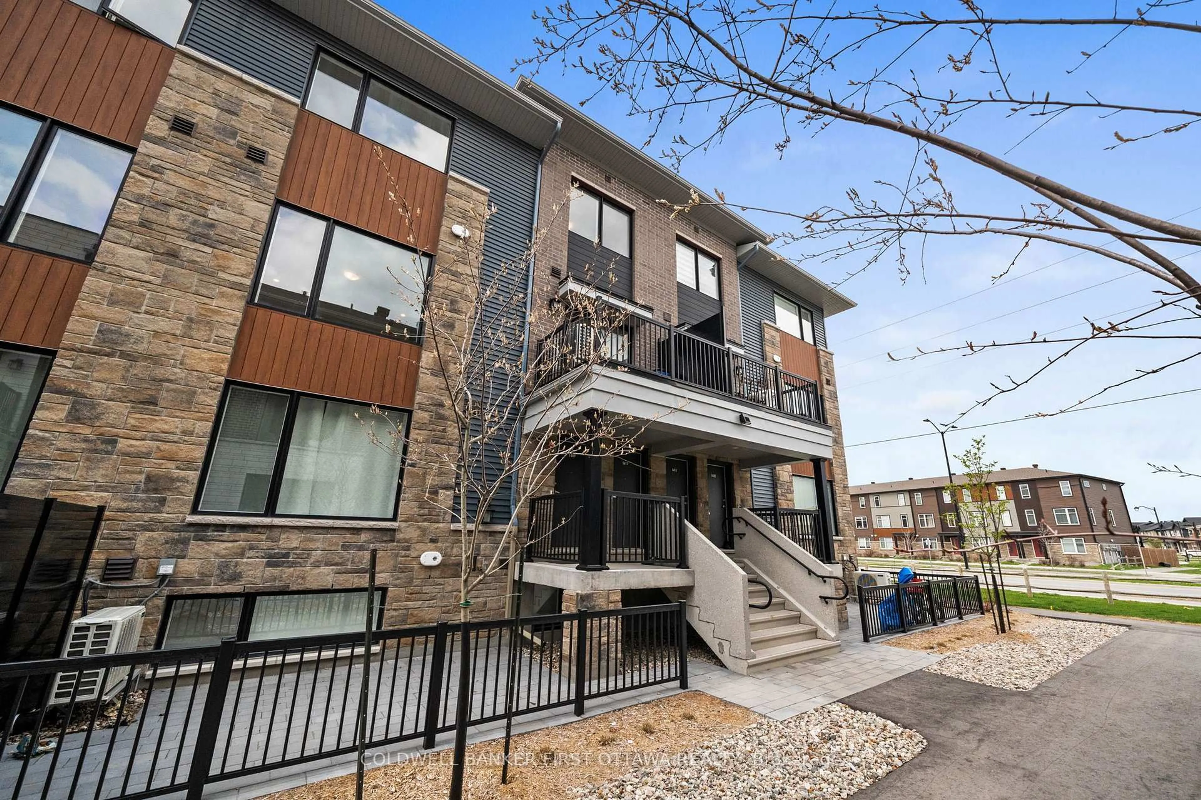 Home with brick exterior material, unknown for 1411 Creekway Private, Kanata Ontario K2T 0T1