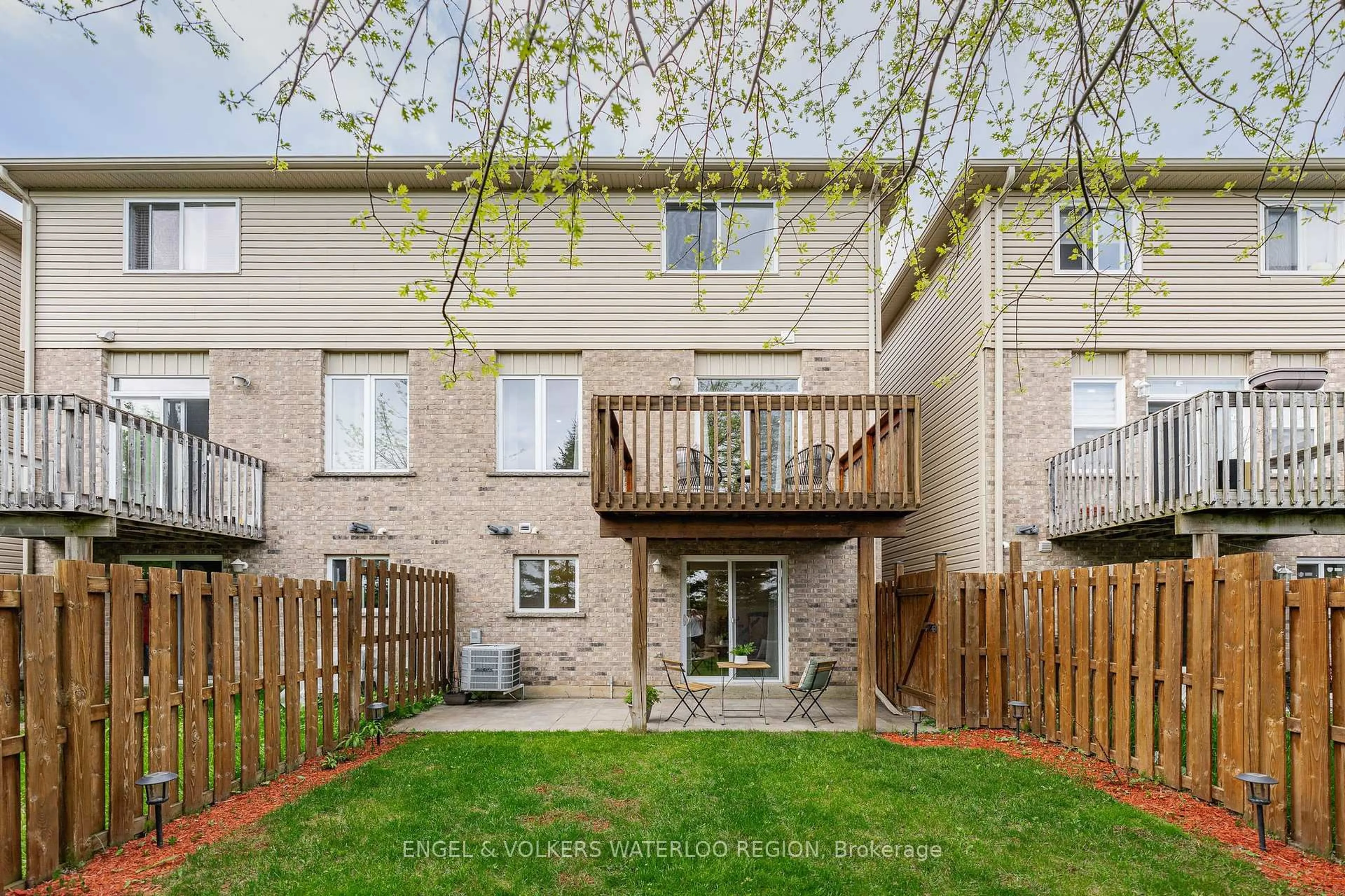 Patio, street for 533 Wasaga Cres, Waterloo Ontario N2V 2Y8