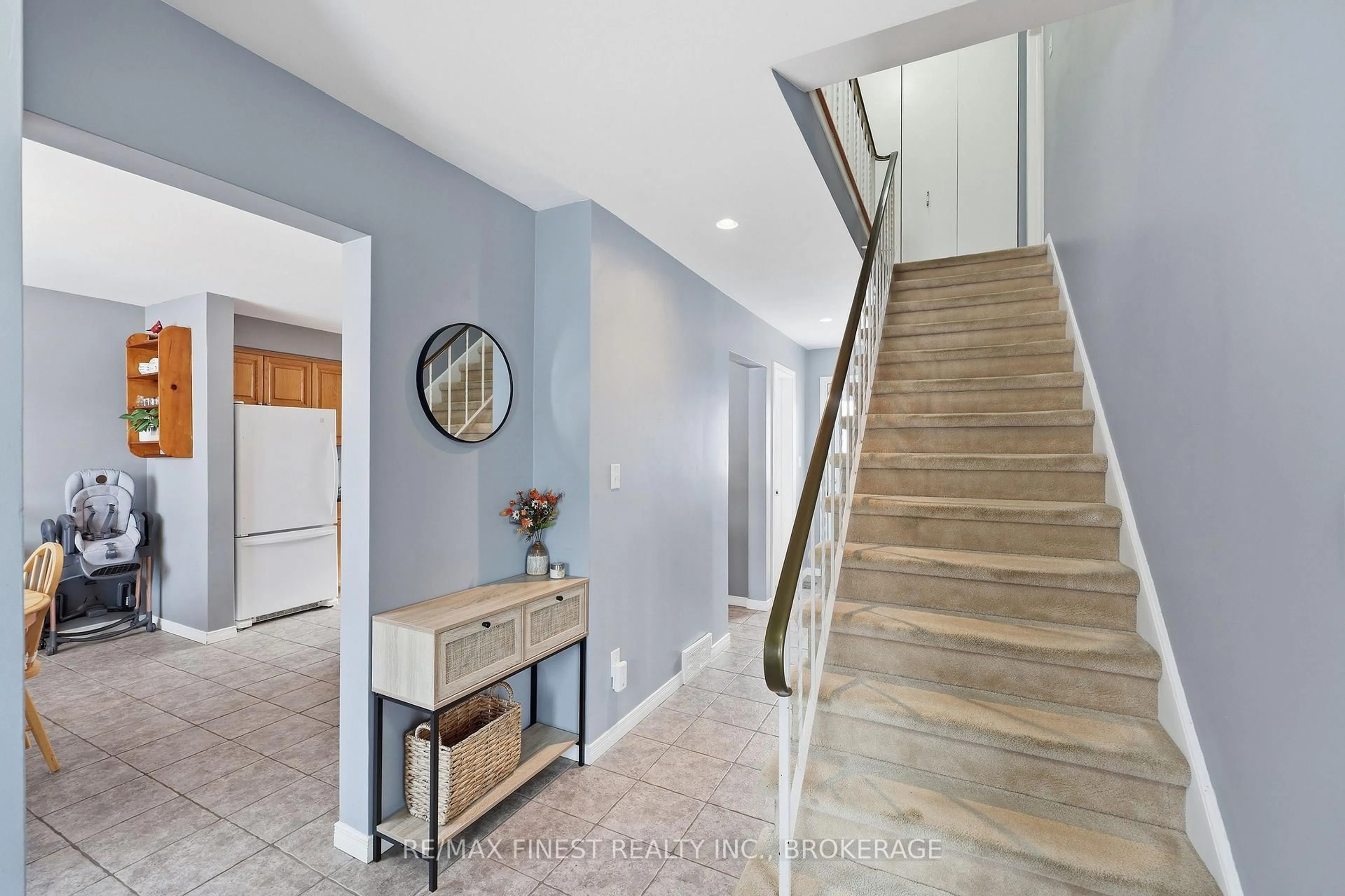 Indoor entryway for 140 Falkirk Terr, Kingston Ontario K7M 4C2