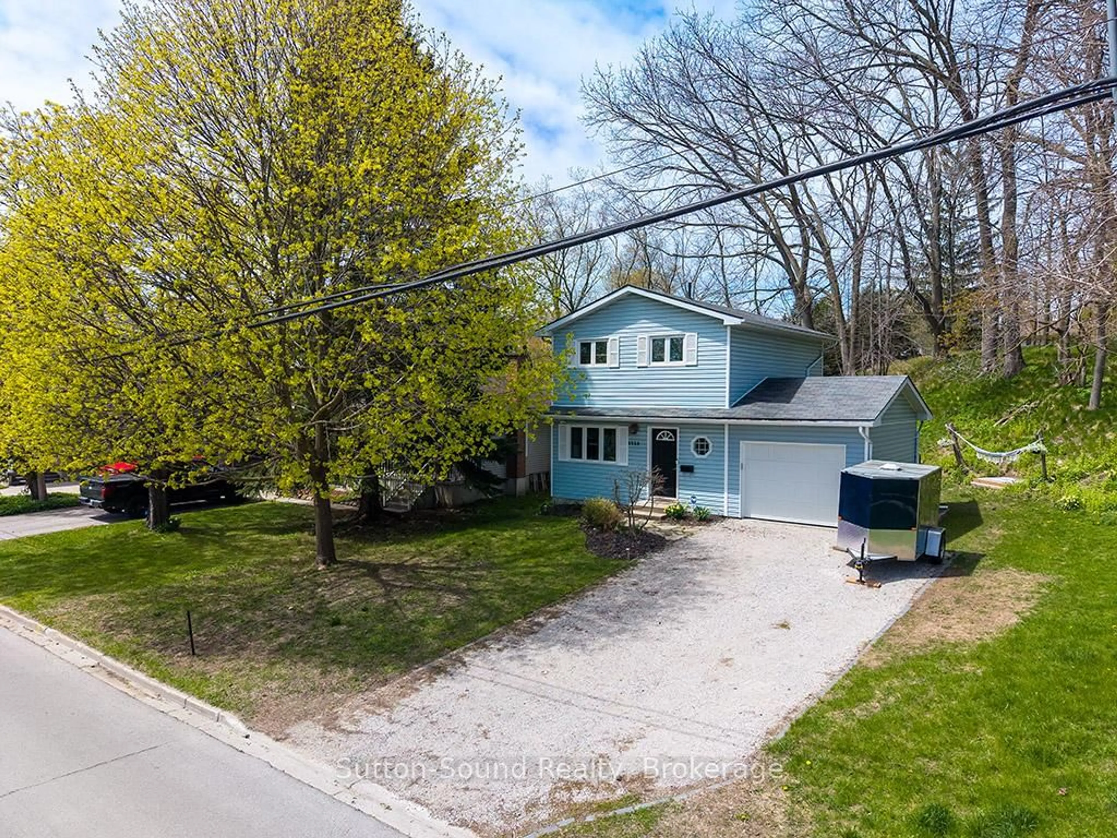 A pic from outside/outdoor area/front of a property/back of a property/a pic from drone, street for 2326 4th Ave, Owen Sound Ontario N4K 4Y8