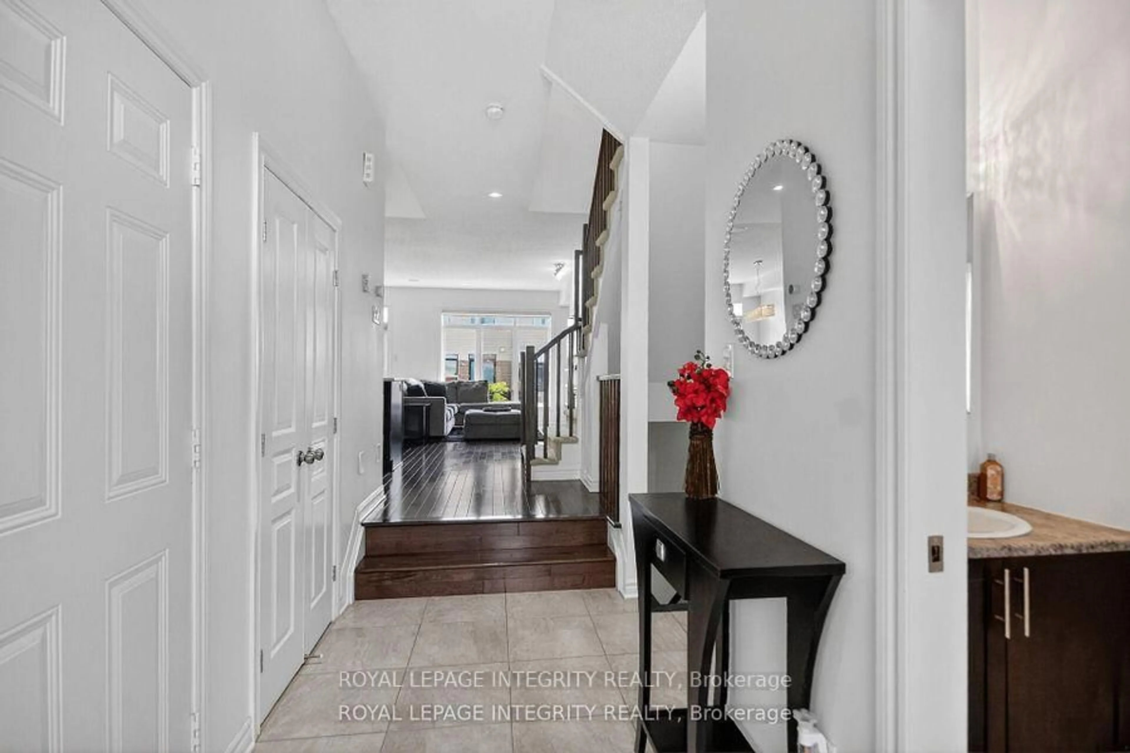 Indoor entryway for 345 Cooks Mill Cres, Ottawa Ontario K1V 2N3