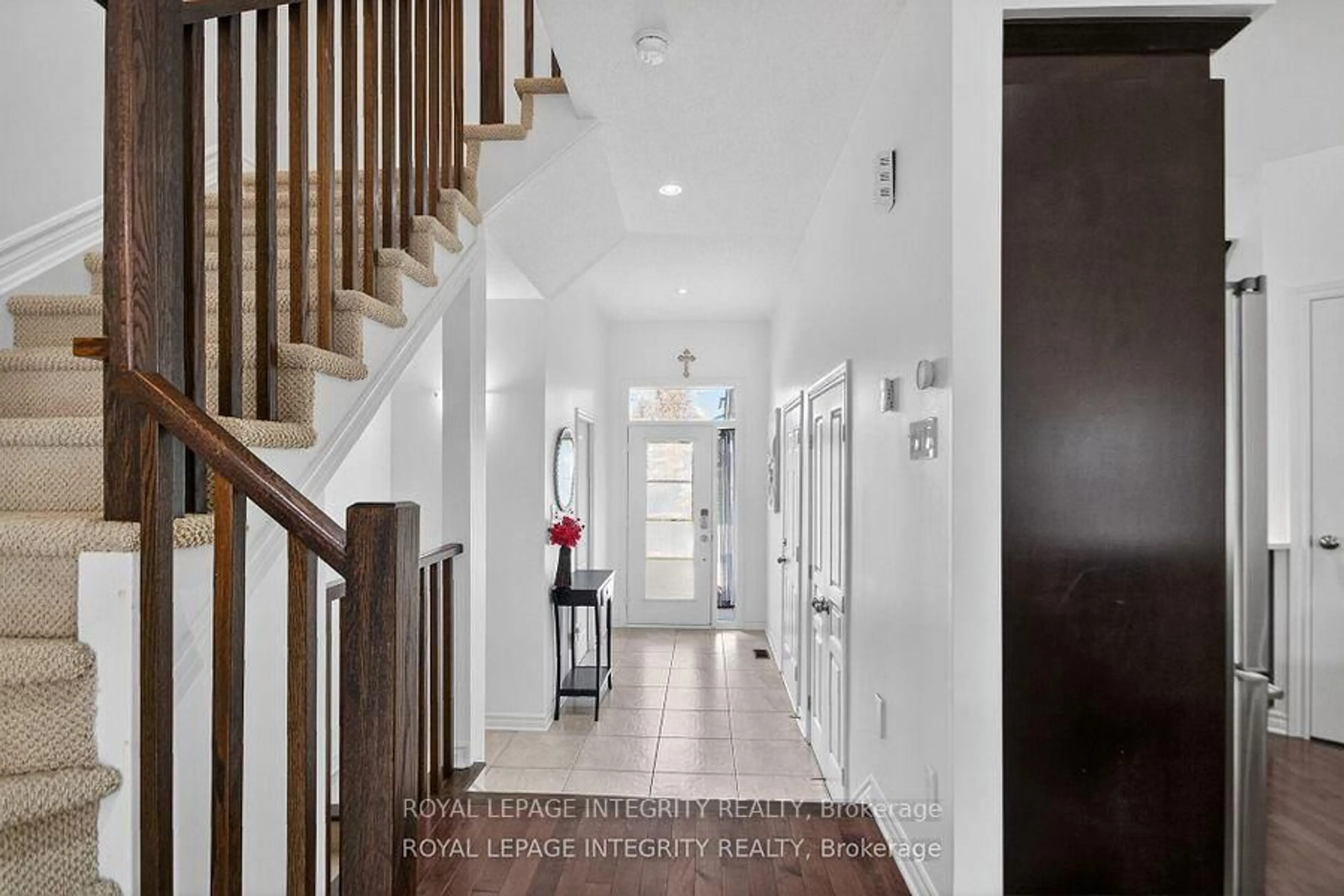 Indoor entryway for 345 Cooks Mill Cres, Ottawa Ontario K1V 2N3