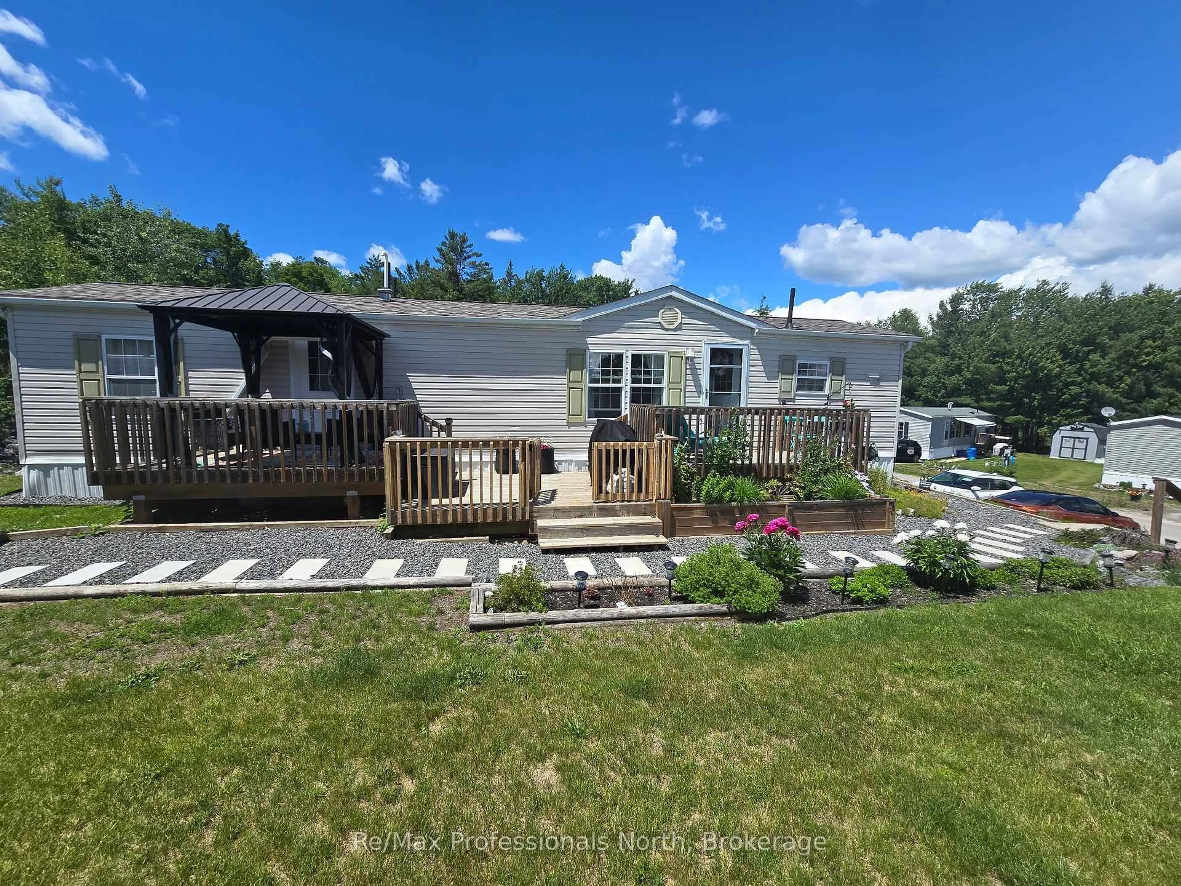 A pic from outside/outdoor area/front of a property/back of a property/a pic from drone, unknown for 1007 Racoon Rd #133, Gravenhurst Ontario P1P 0C5