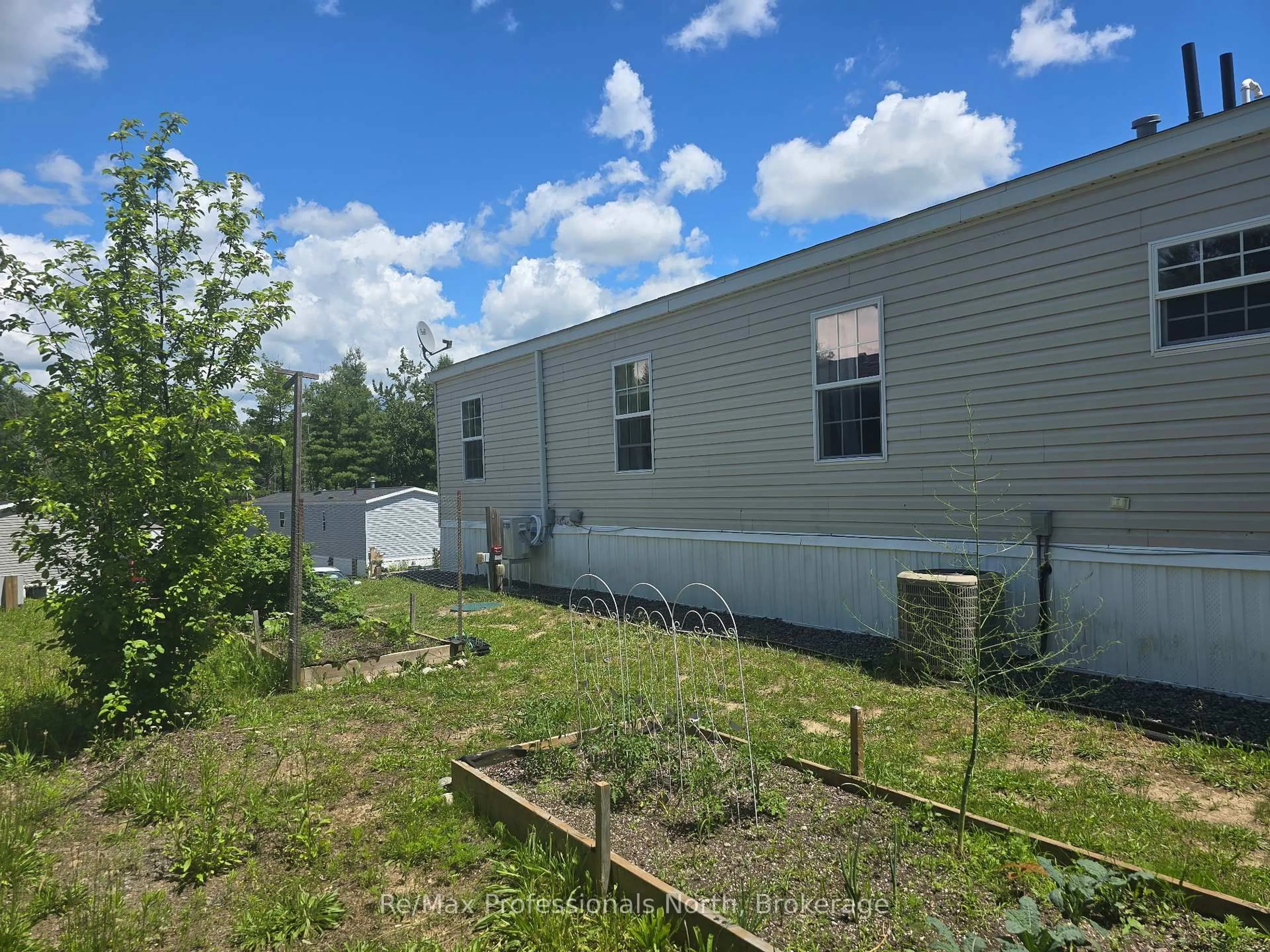 A pic from outside/outdoor area/front of a property/back of a property/a pic from drone, unknown for 1007 Racoon Rd #133, Gravenhurst Ontario P1P 0C5