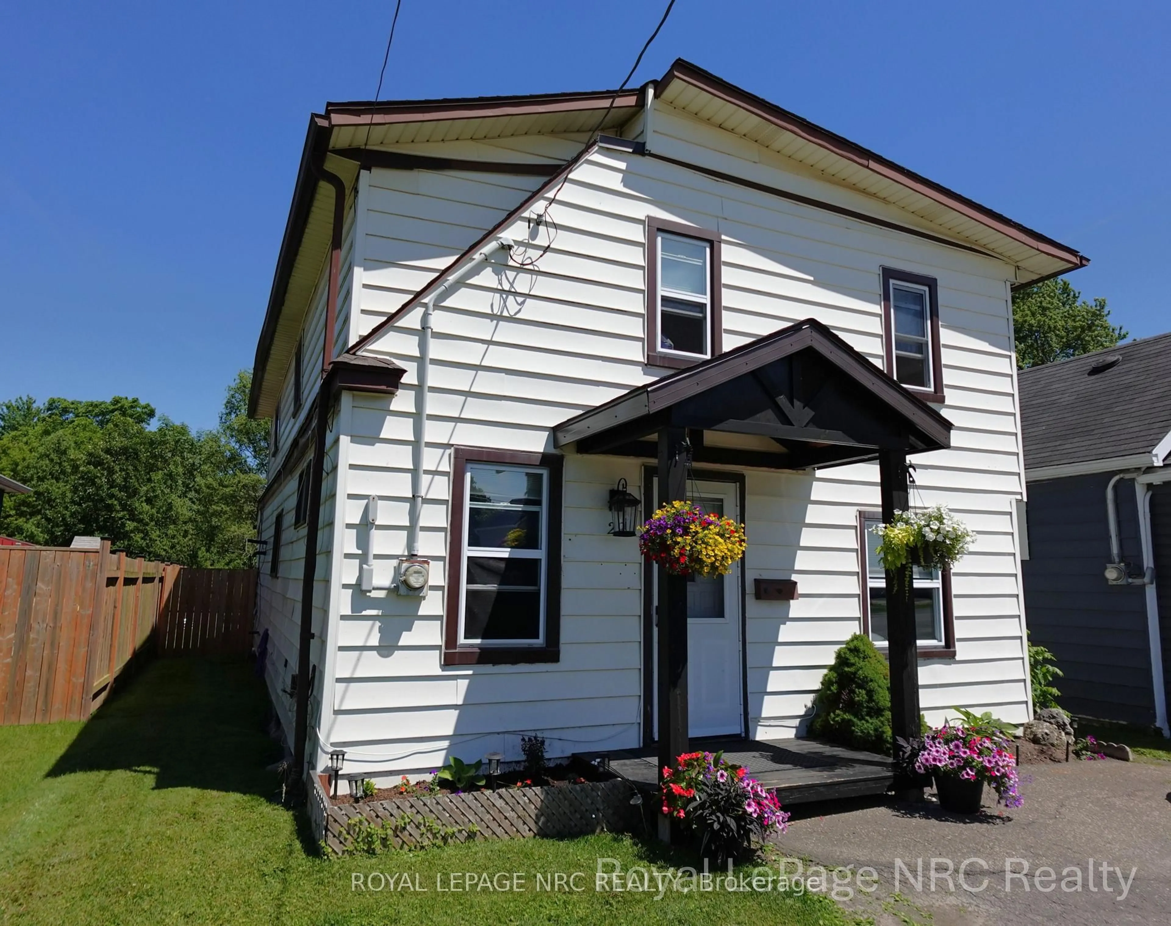 Home with vinyl exterior material, street for 29 Wellington St, Port Colborne Ontario L3K 2J6
