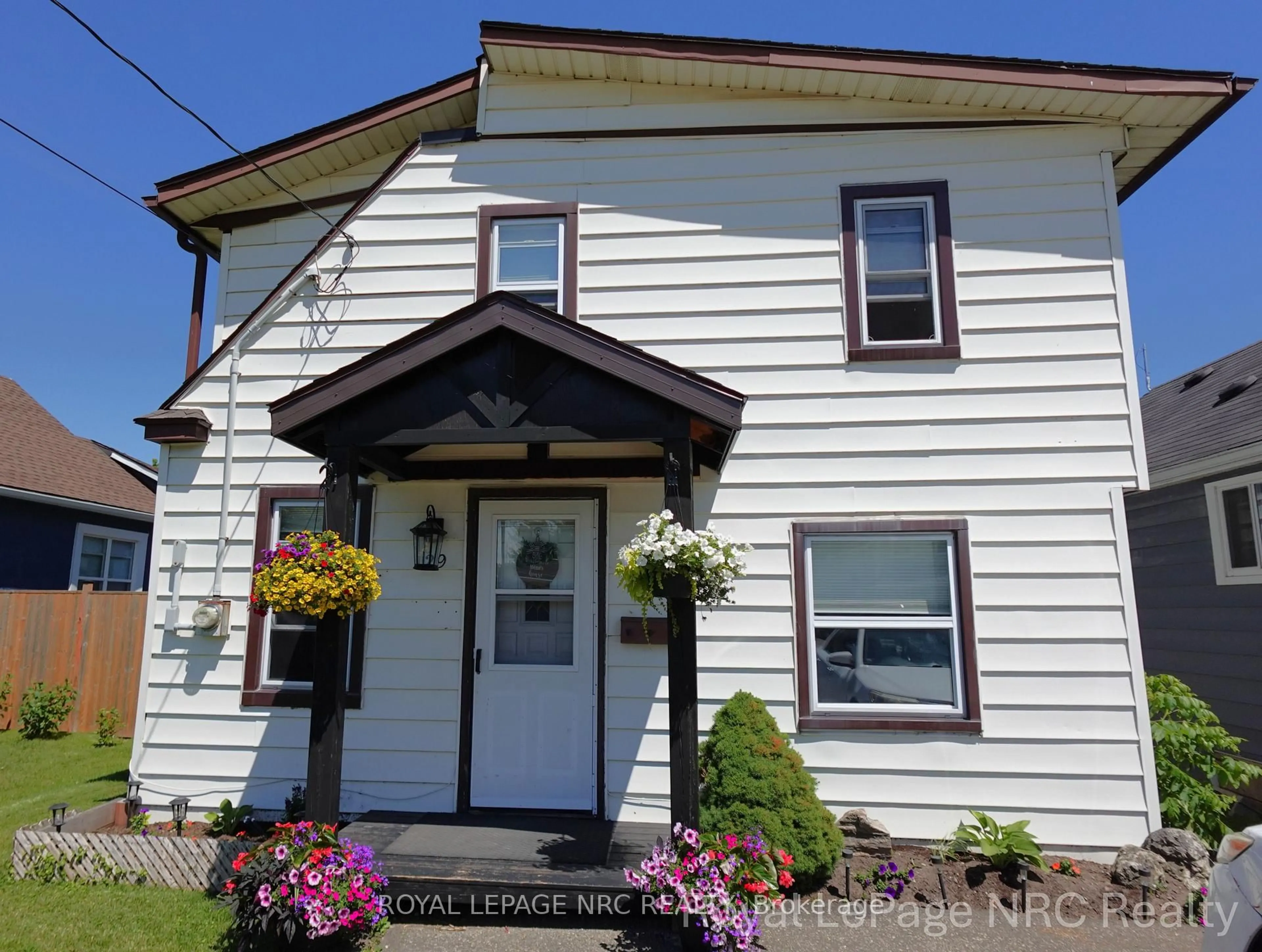 Home with vinyl exterior material, street for 29 Wellington St, Port Colborne Ontario L3K 2J6