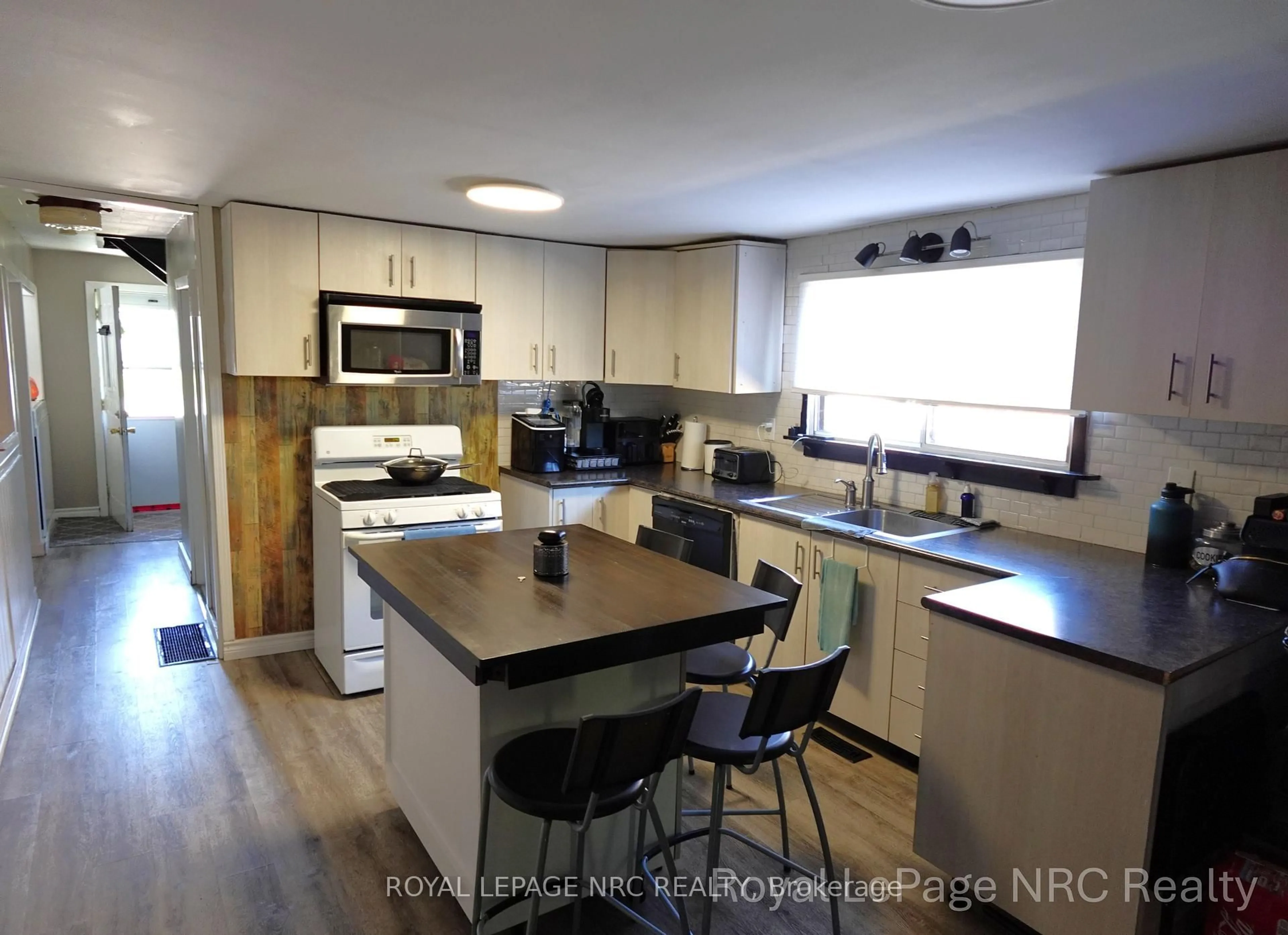 Open concept kitchen, wood/laminate floor for 29 Wellington St, Port Colborne Ontario L3K 2J6