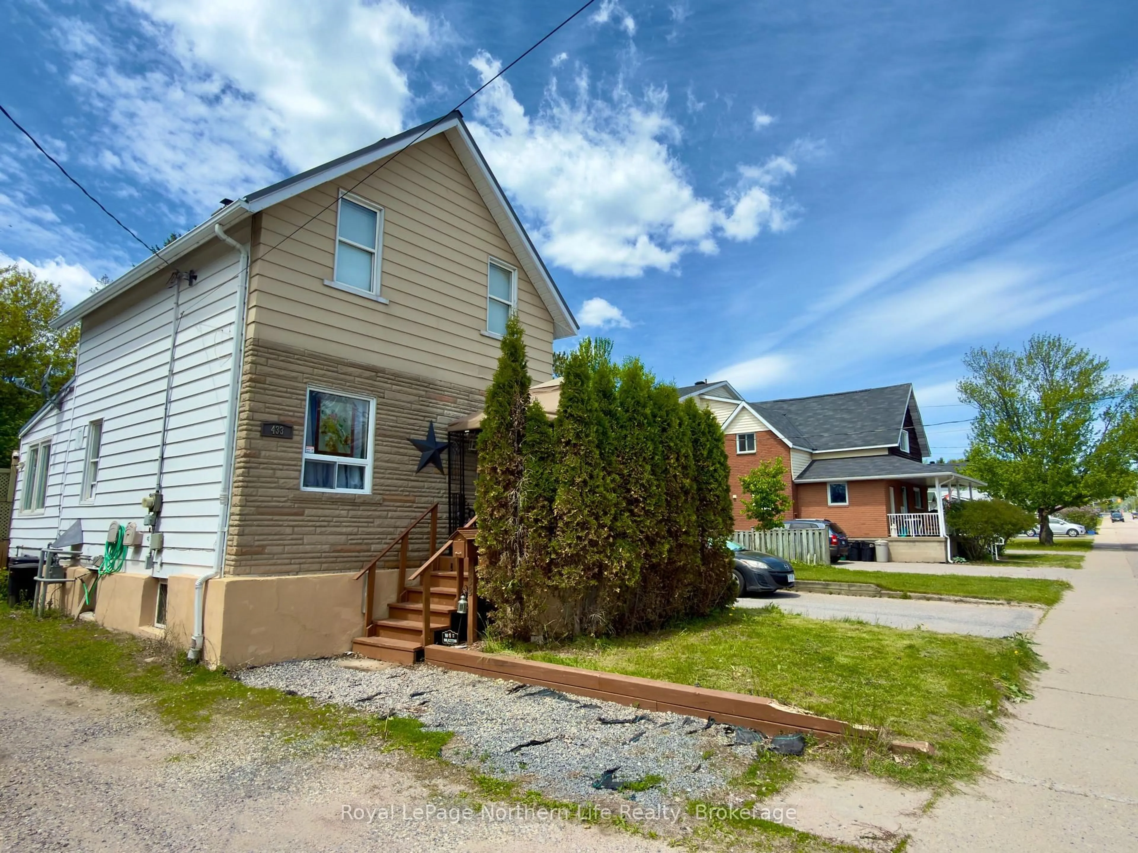 A pic from outside/outdoor area/front of a property/back of a property/a pic from drone, street for 433 O'Brien St, North Bay Ontario P1B 5W2