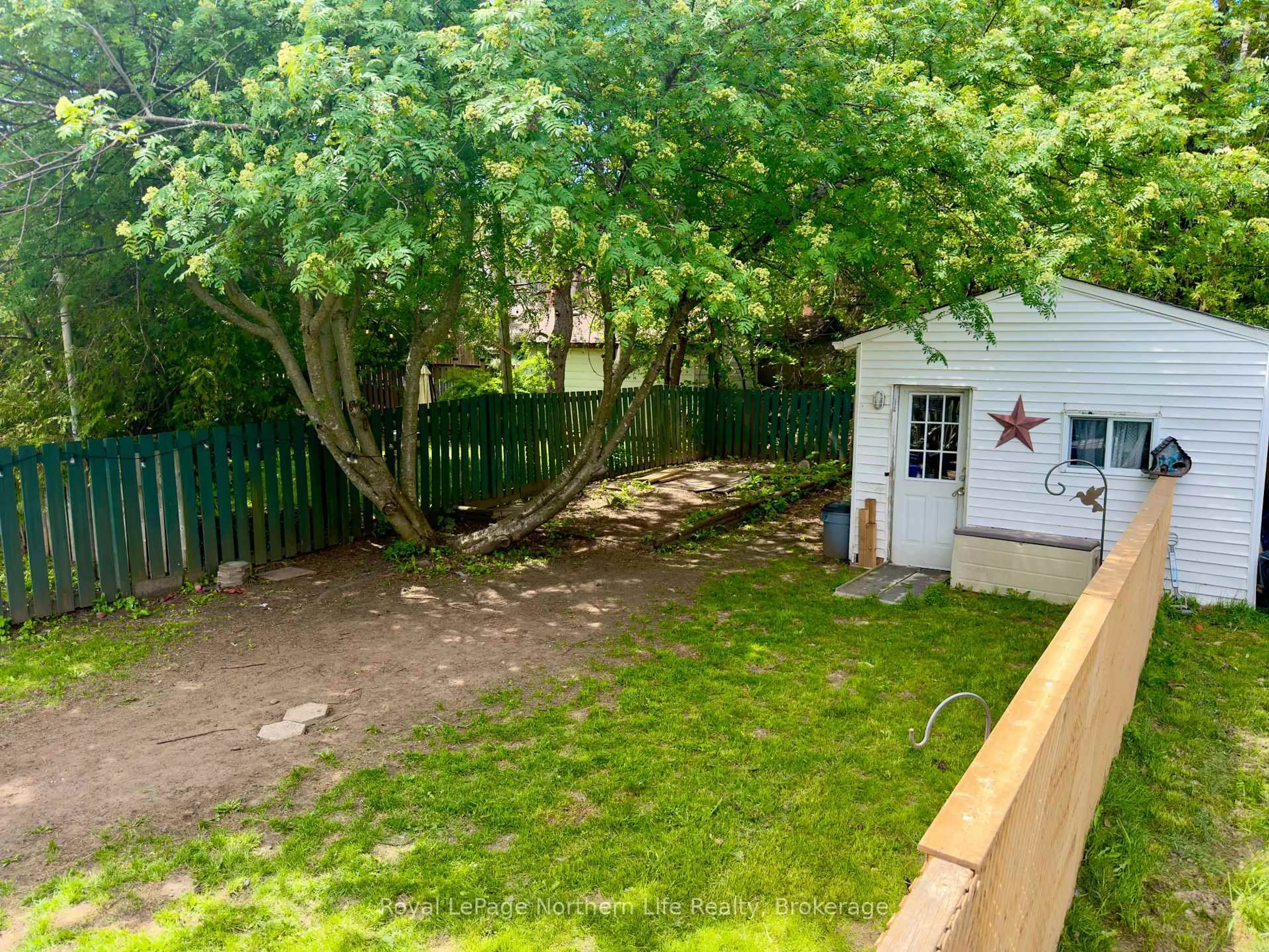 A pic from outside/outdoor area/front of a property/back of a property/a pic from drone, unknown for 433 O'Brien St, North Bay Ontario P1B 5W2