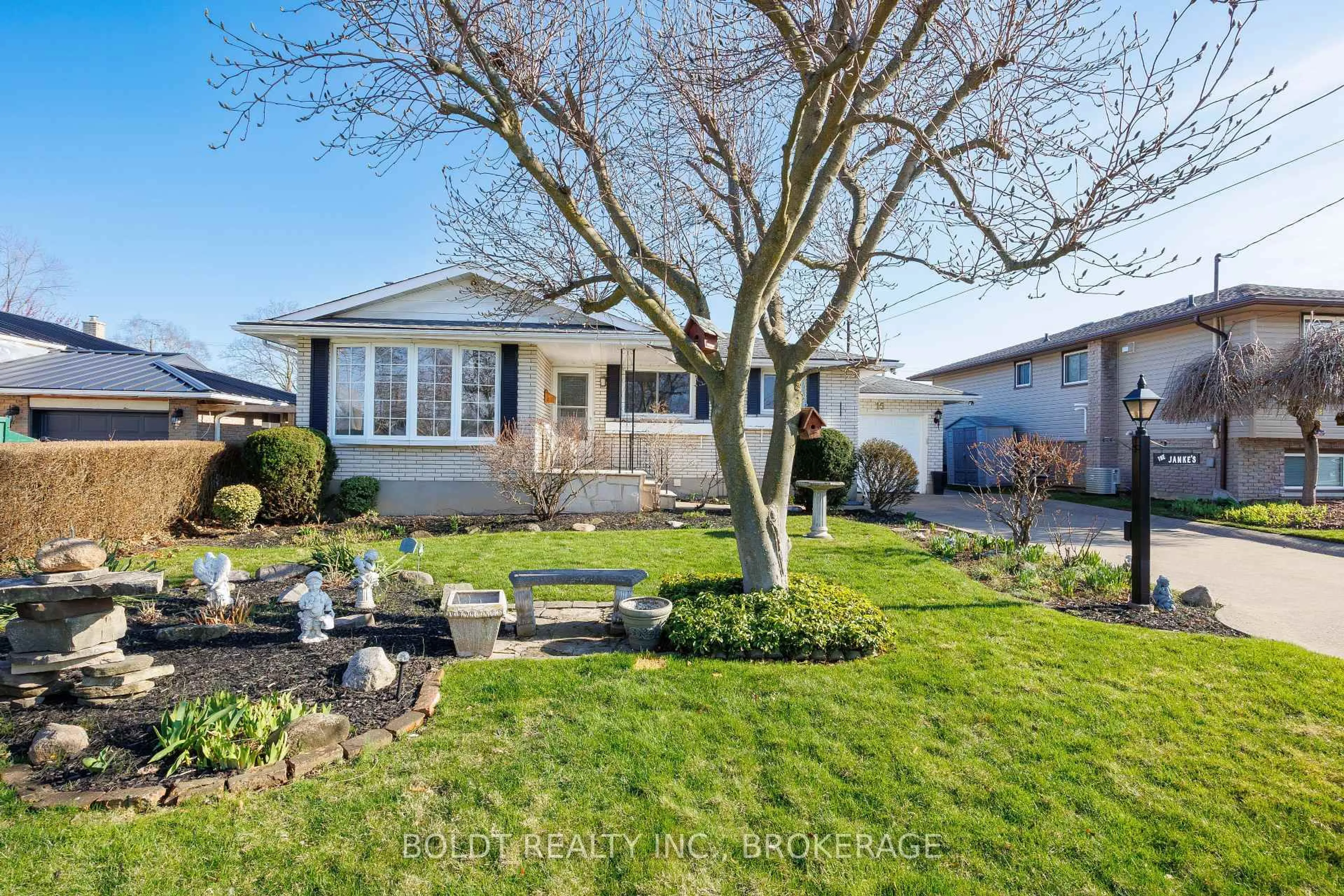 Home with vinyl exterior material, street for 15 Nottingham Crt, St. Catharines Ontario L2M 1L6