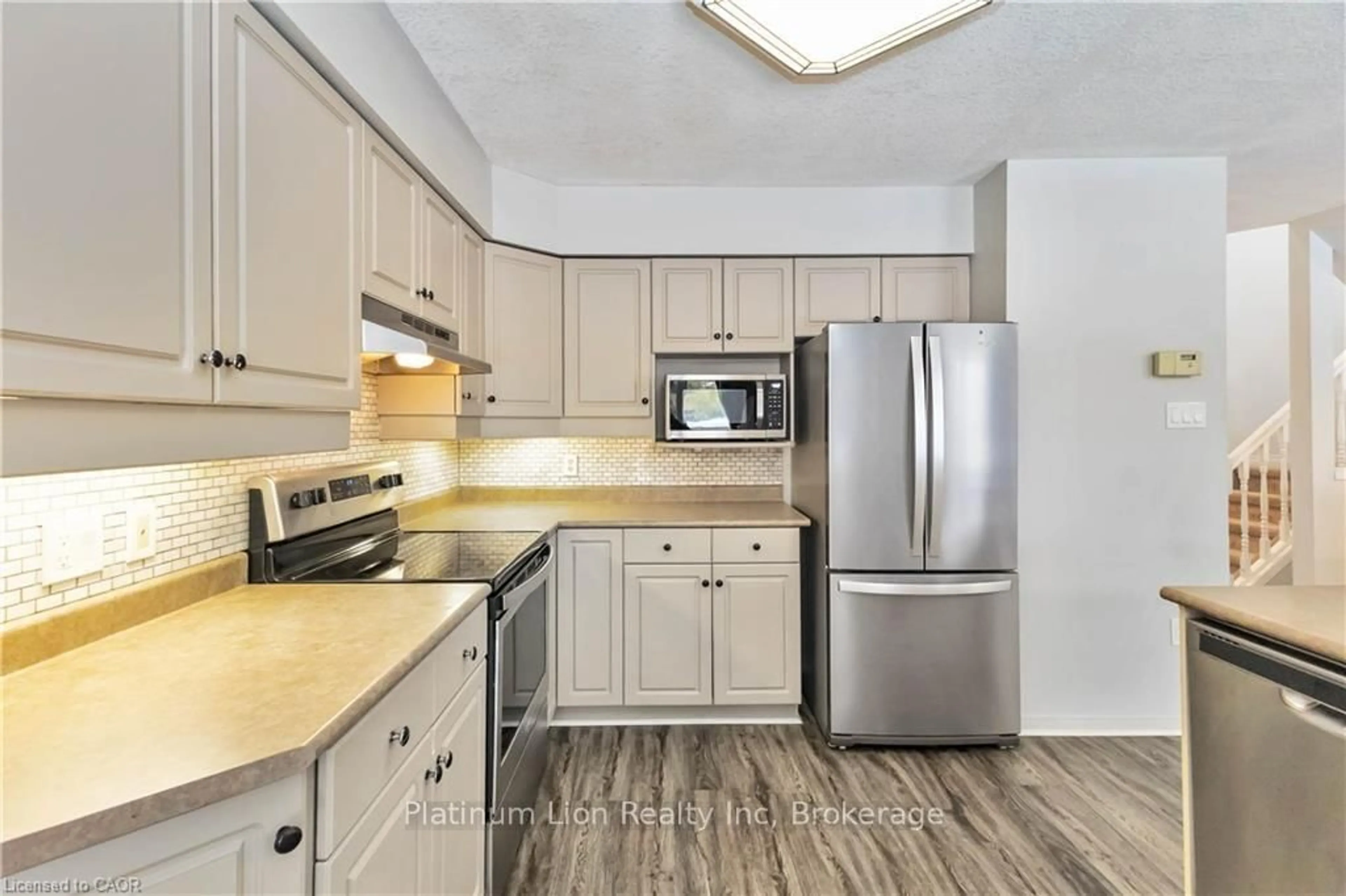 Standard kitchen, unknown for 21 Axford Pkwy, St. Thomas Ontario N5R 6E6