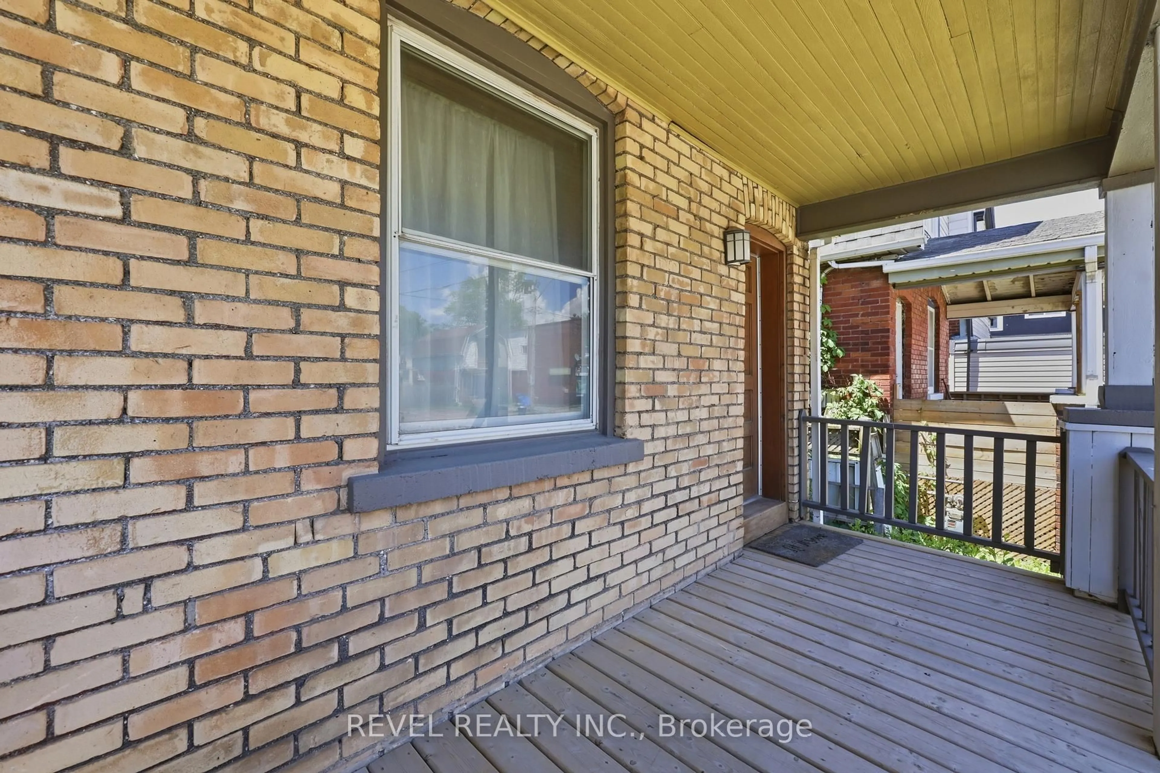 Home with brick exterior material, street for 463 East Main St, Welland Ontario L3B 3X7