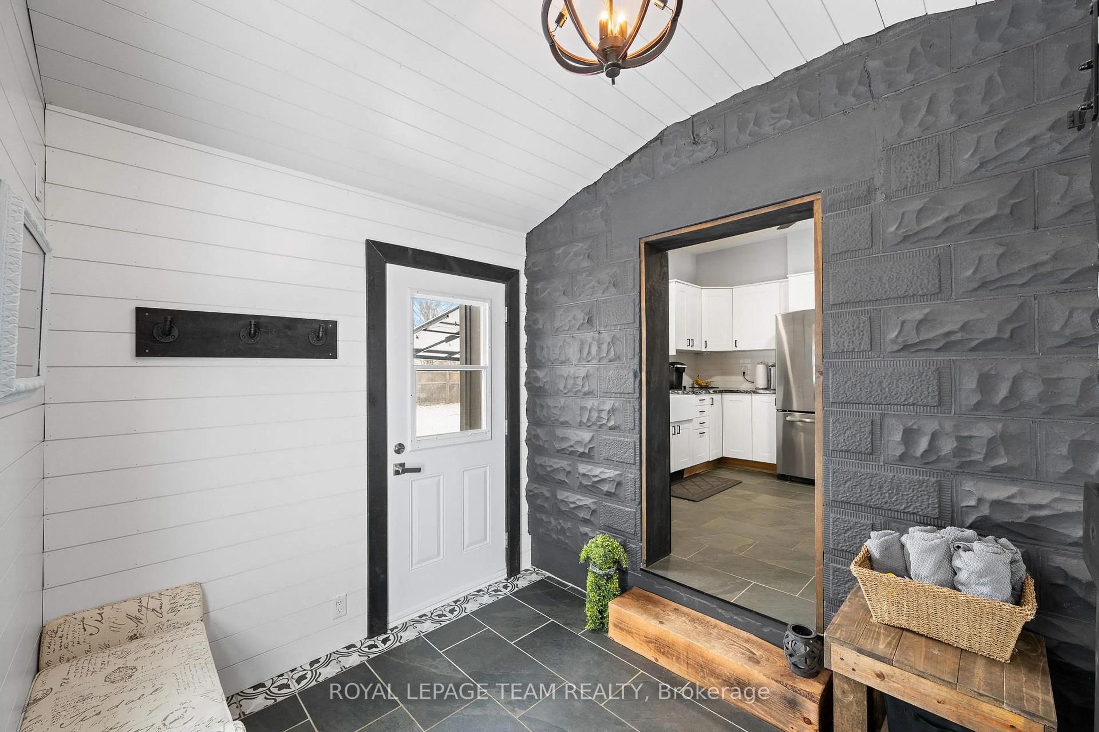 Indoor entryway for 5529 Lion St, Osgoode Ontario K0A 2W0