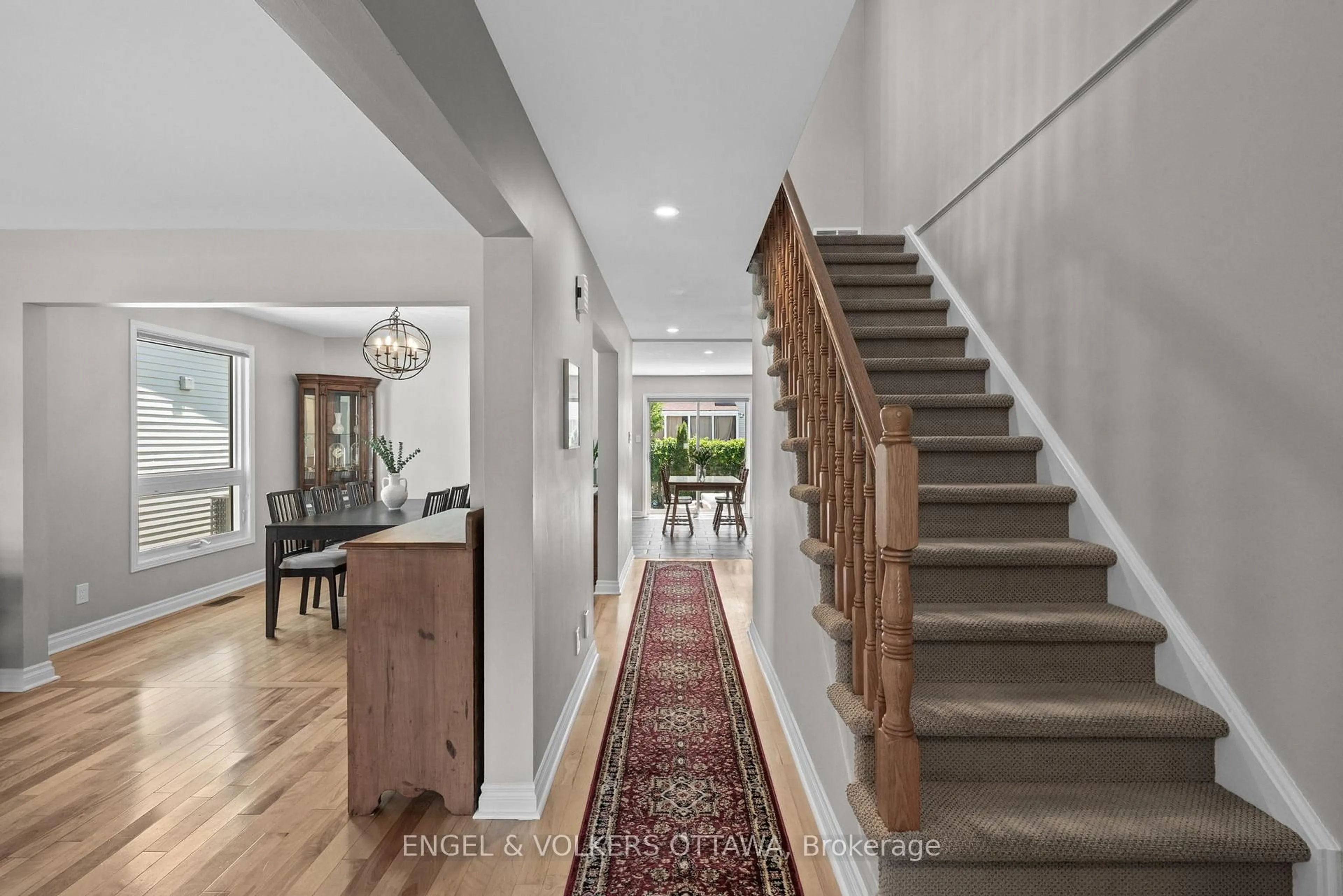 Indoor entryway for 1448 Leblanc Dr, Ottawa Ontario K1C 3W6