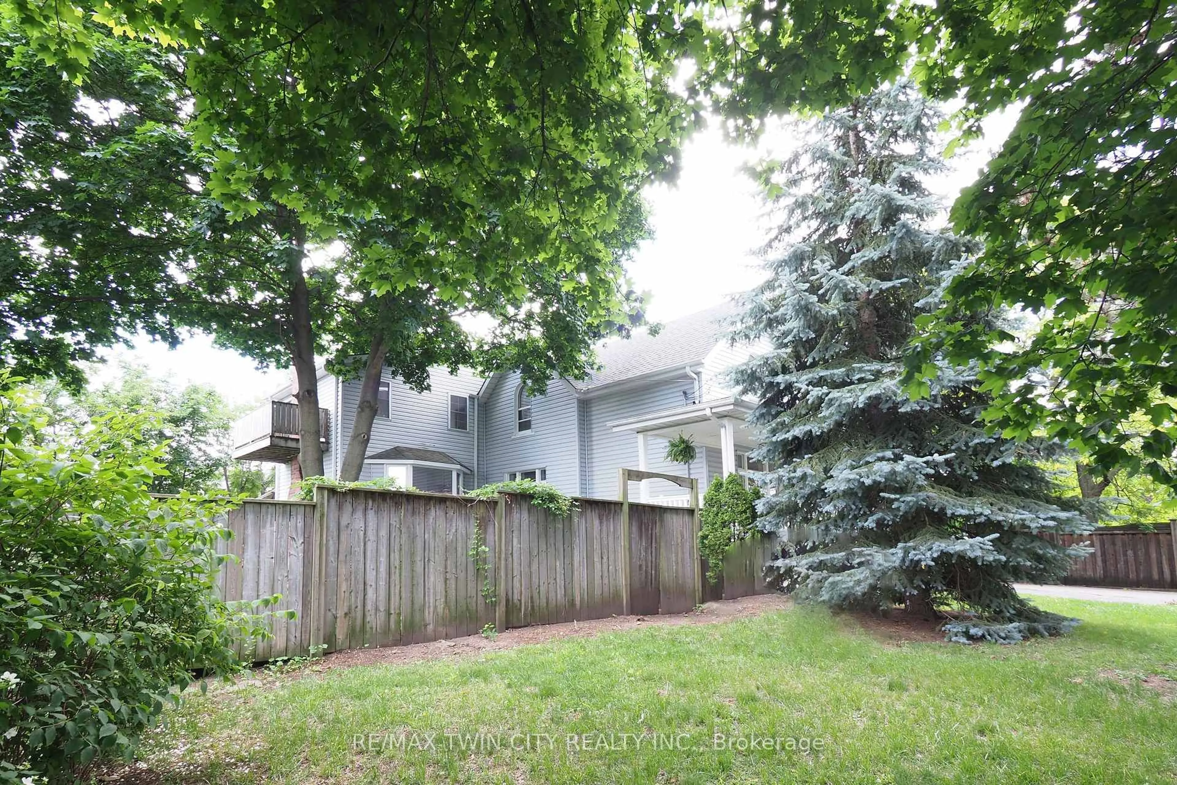 Patio, street for 103 Belleview Ave, Waterloo Ontario N2B 1G6