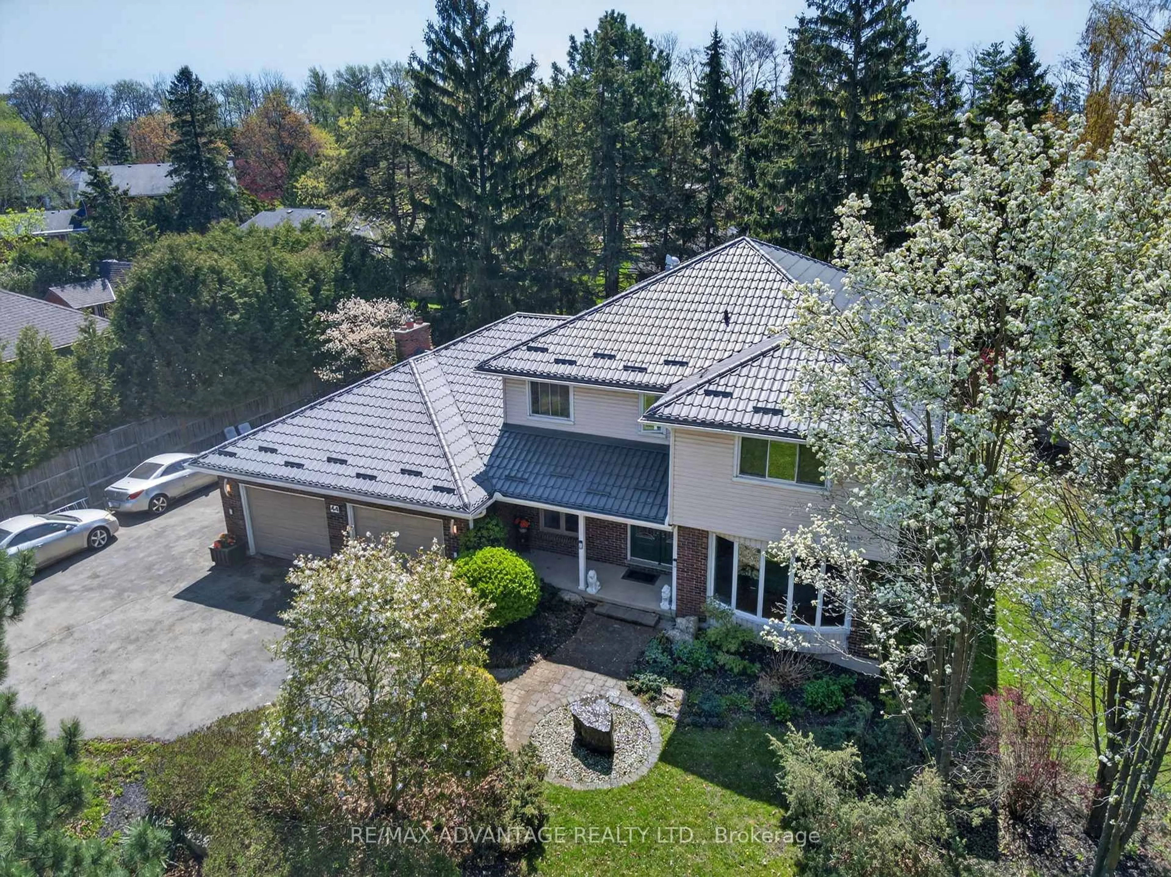 A pic from outside/outdoor area/front of a property/back of a property/a pic from drone, unknown for 44 Northcrest Dr, London North Ontario N5X 2V8