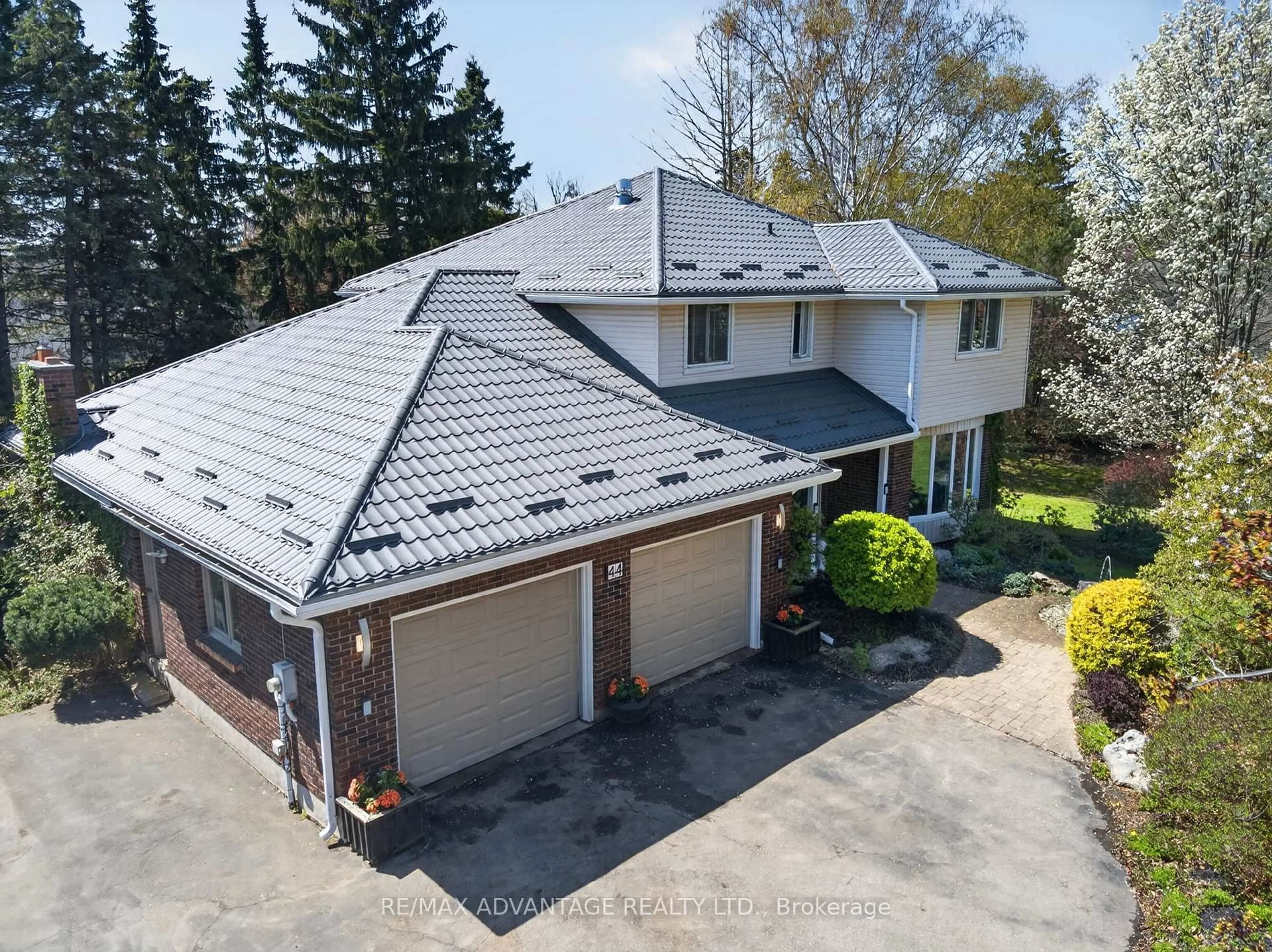 A pic from outside/outdoor area/front of a property/back of a property/a pic from drone, street for 44 Northcrest Dr, London North Ontario N5X 2V8