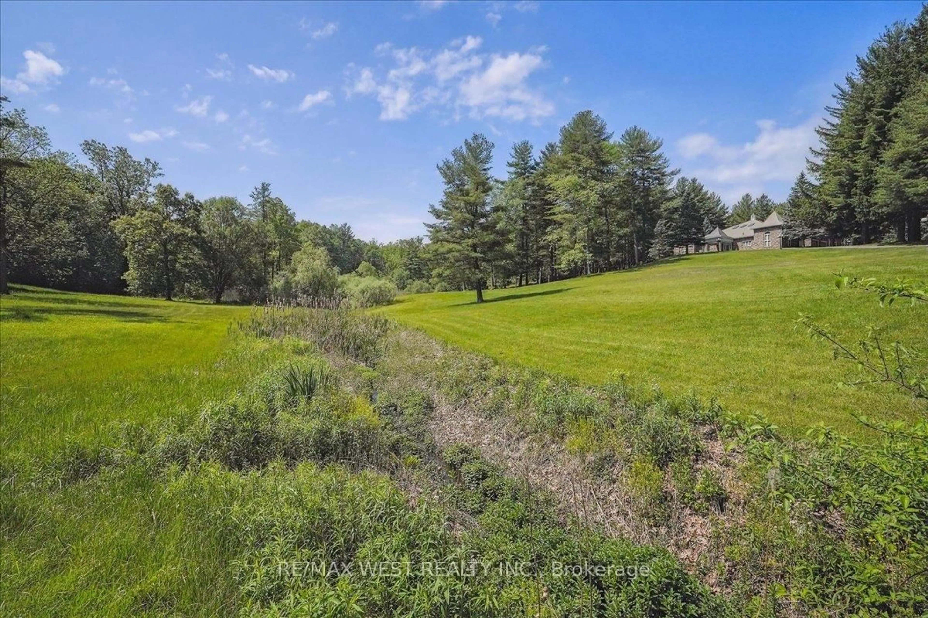 A pic from outside/outdoor area/front of a property/back of a property/a pic from drone, forest/trees view for 1630 Pelham St, Pelham Ontario L0S 1E3