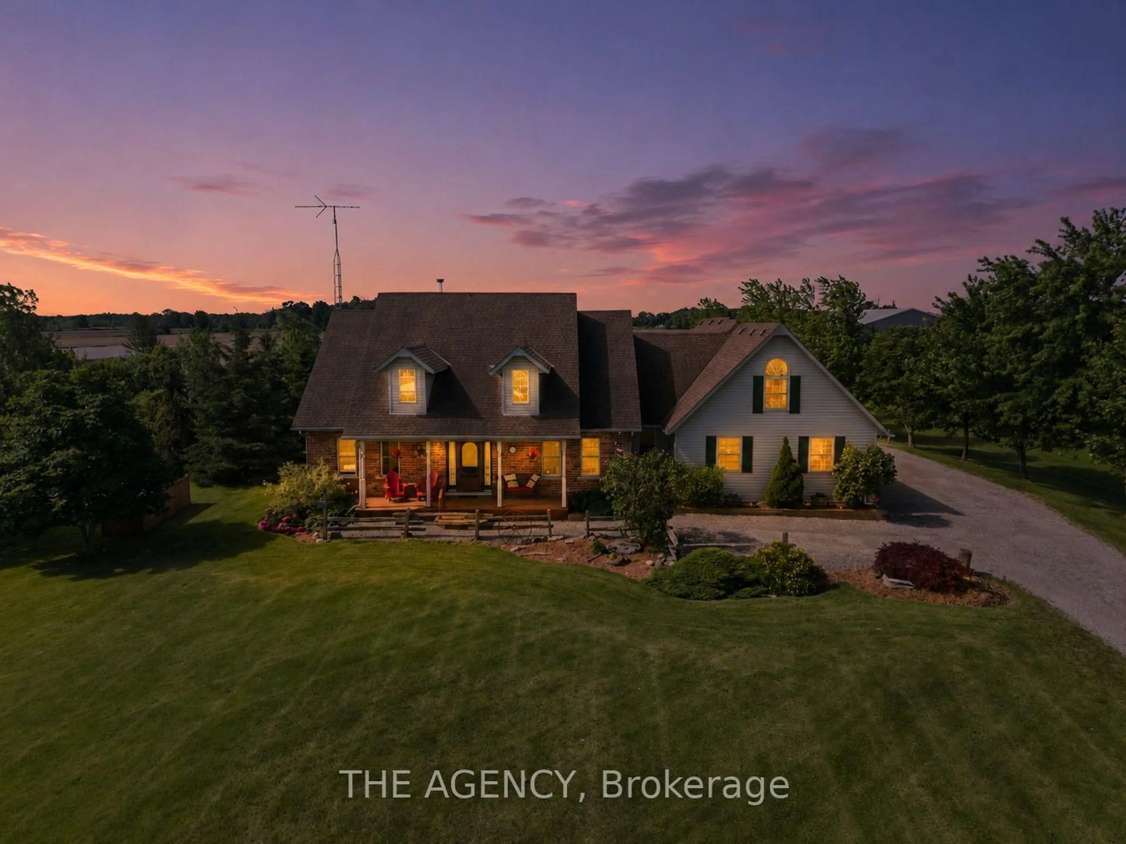 A pic from outside/outdoor area/front of a property/back of a property/a pic from drone, building for 98 Smith Rd, Hamilton Ontario L8J 2Z3
