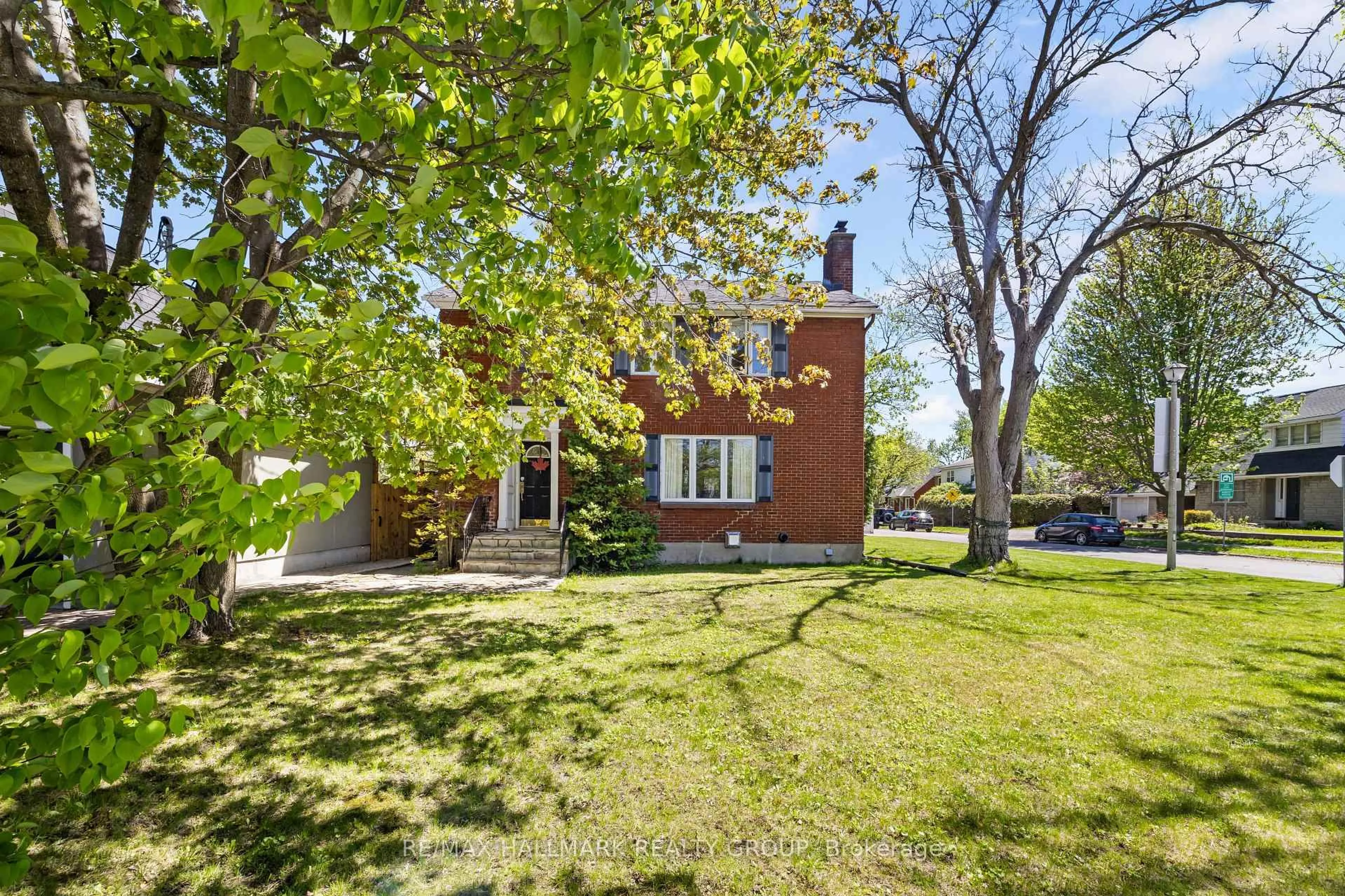 Home with brick exterior material, street for 824 Byron Ave, Ottawa Ontario K2A 0H7