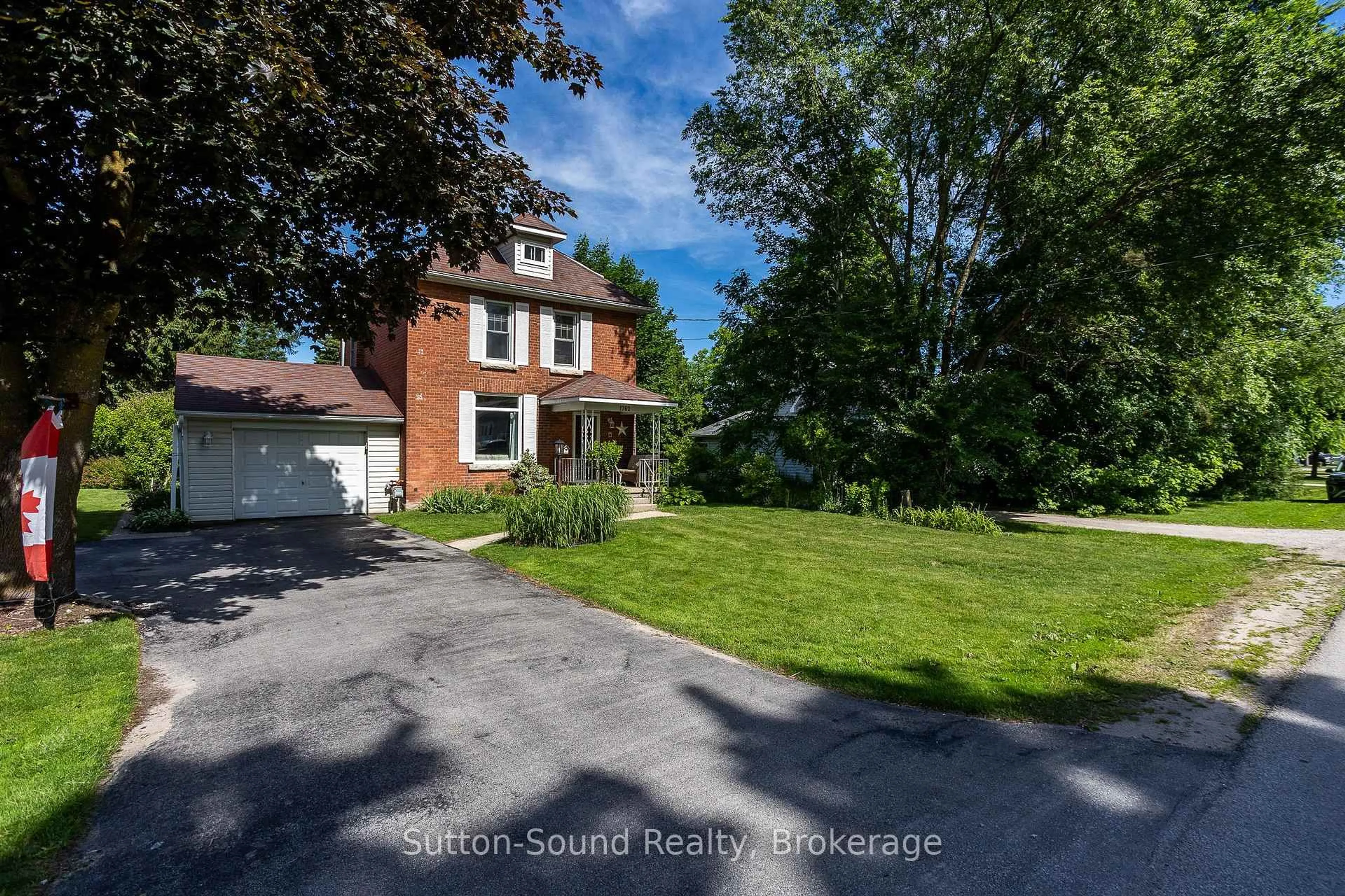 A pic from outside/outdoor area/front of a property/back of a property/a pic from drone, street for 1762 6th Ave, Owen Sound Ontario N4K 2V8