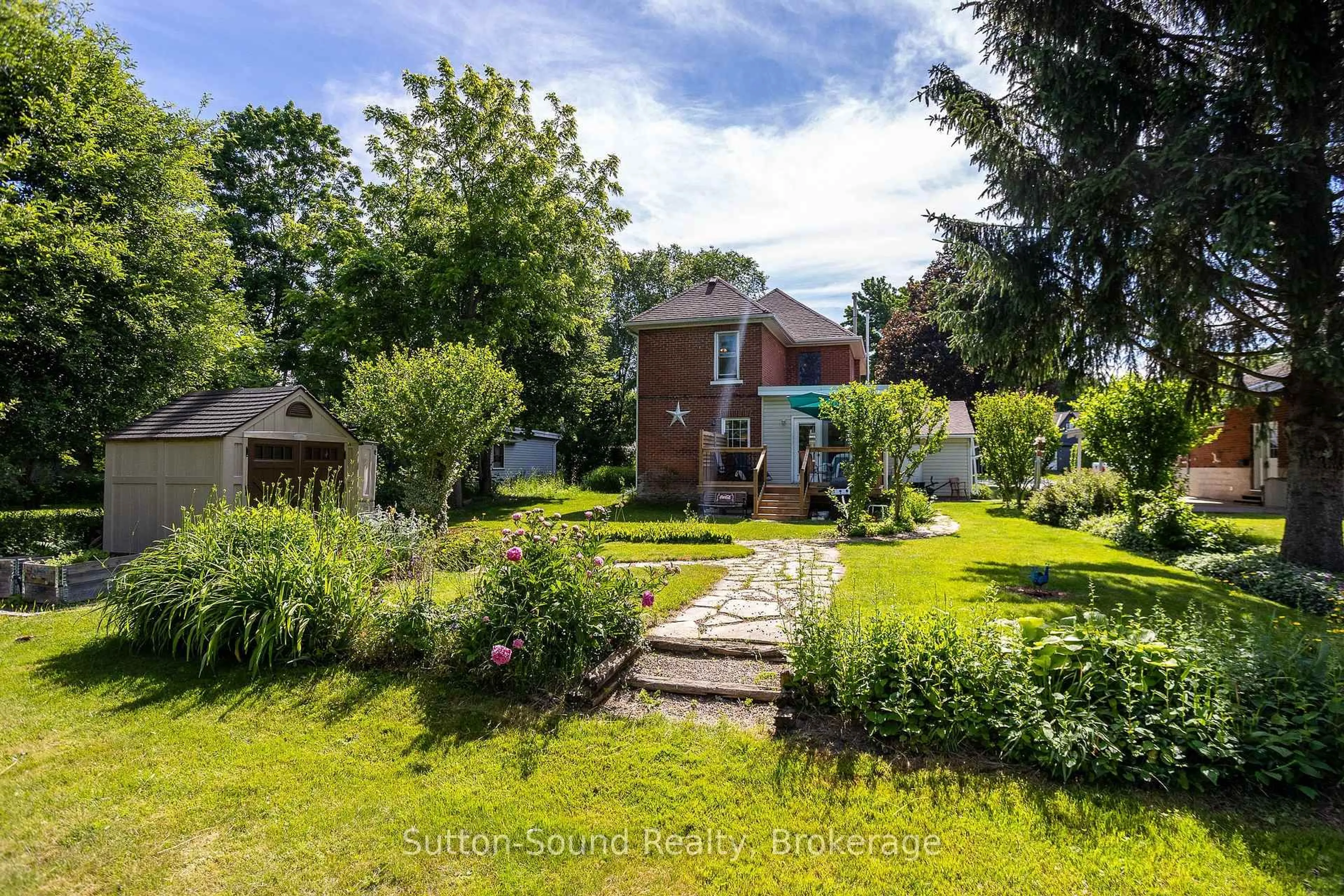 A pic from outside/outdoor area/front of a property/back of a property/a pic from drone, street for 1762 6th Ave, Owen Sound Ontario N4K 2V8