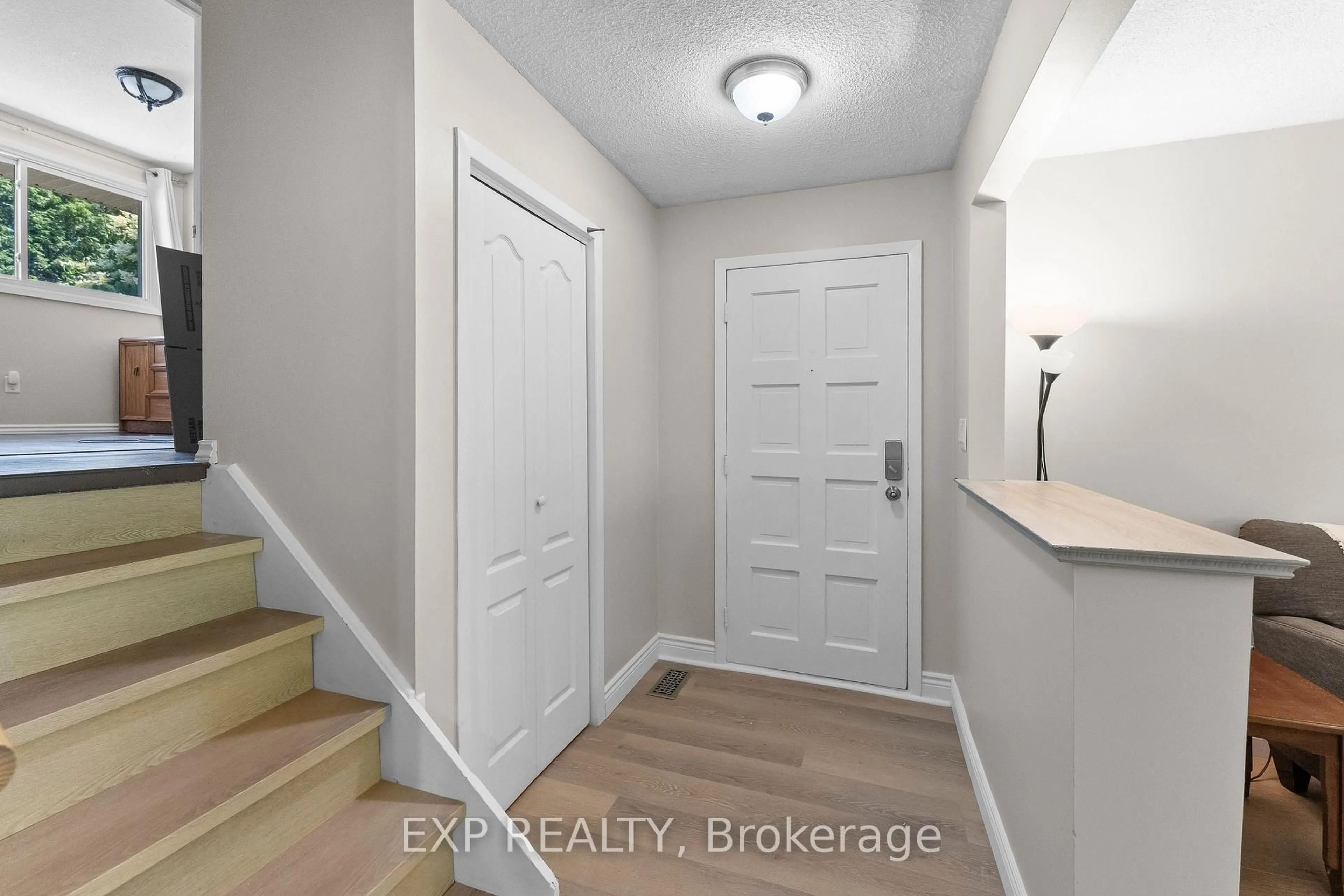 Indoor entryway for 11 Abraham Dr, St. Catharines Ontario L2M 6K7